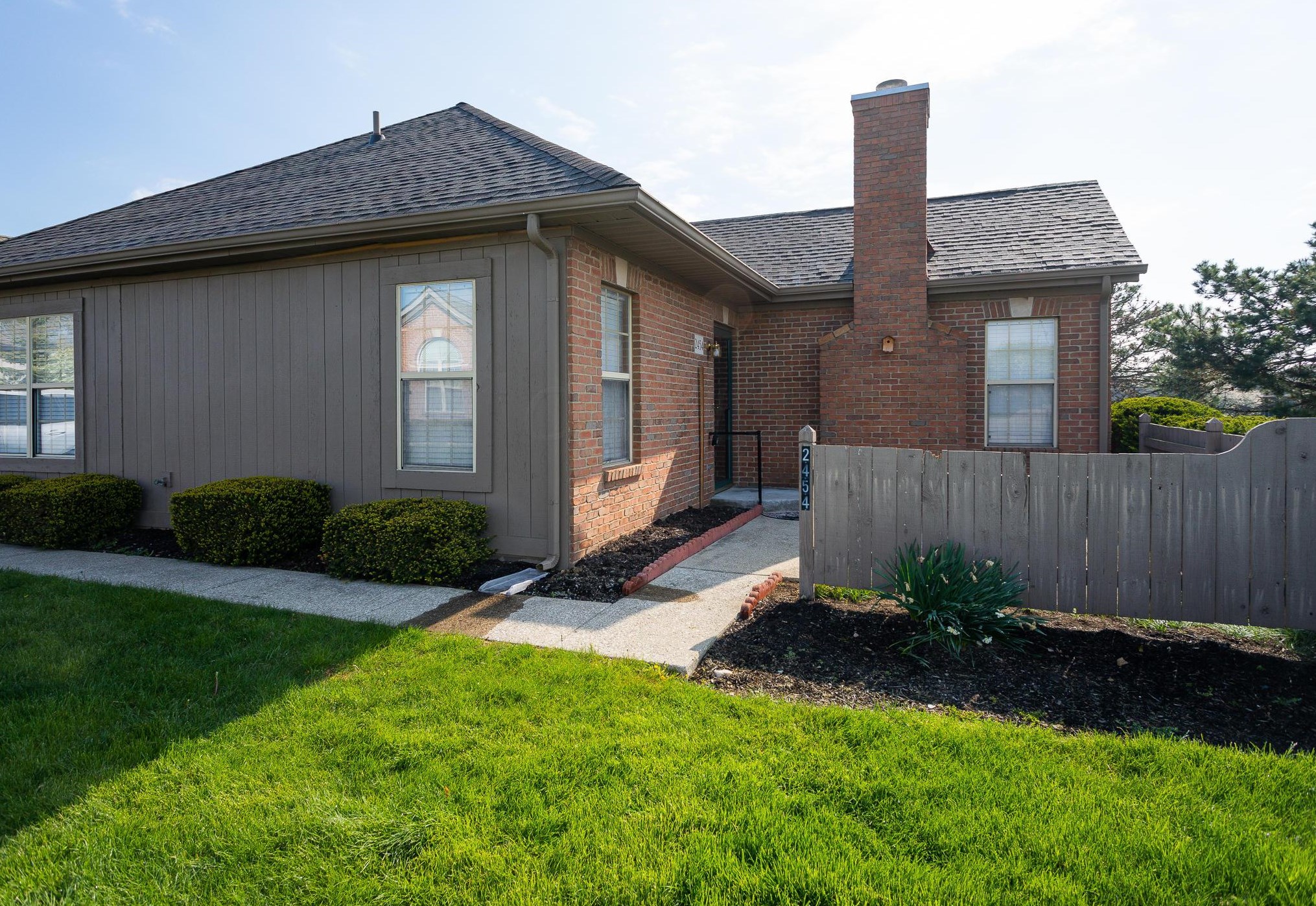 2454 Hooverside Ln, Darbydale, OH 43123