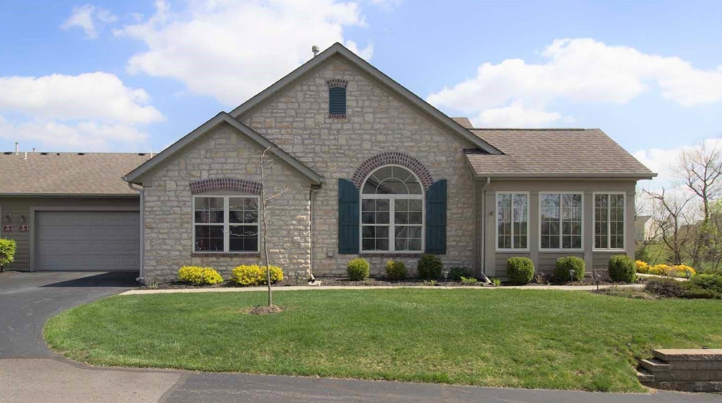 241 Stoneshire Crossing, Pataskala, OH 43062