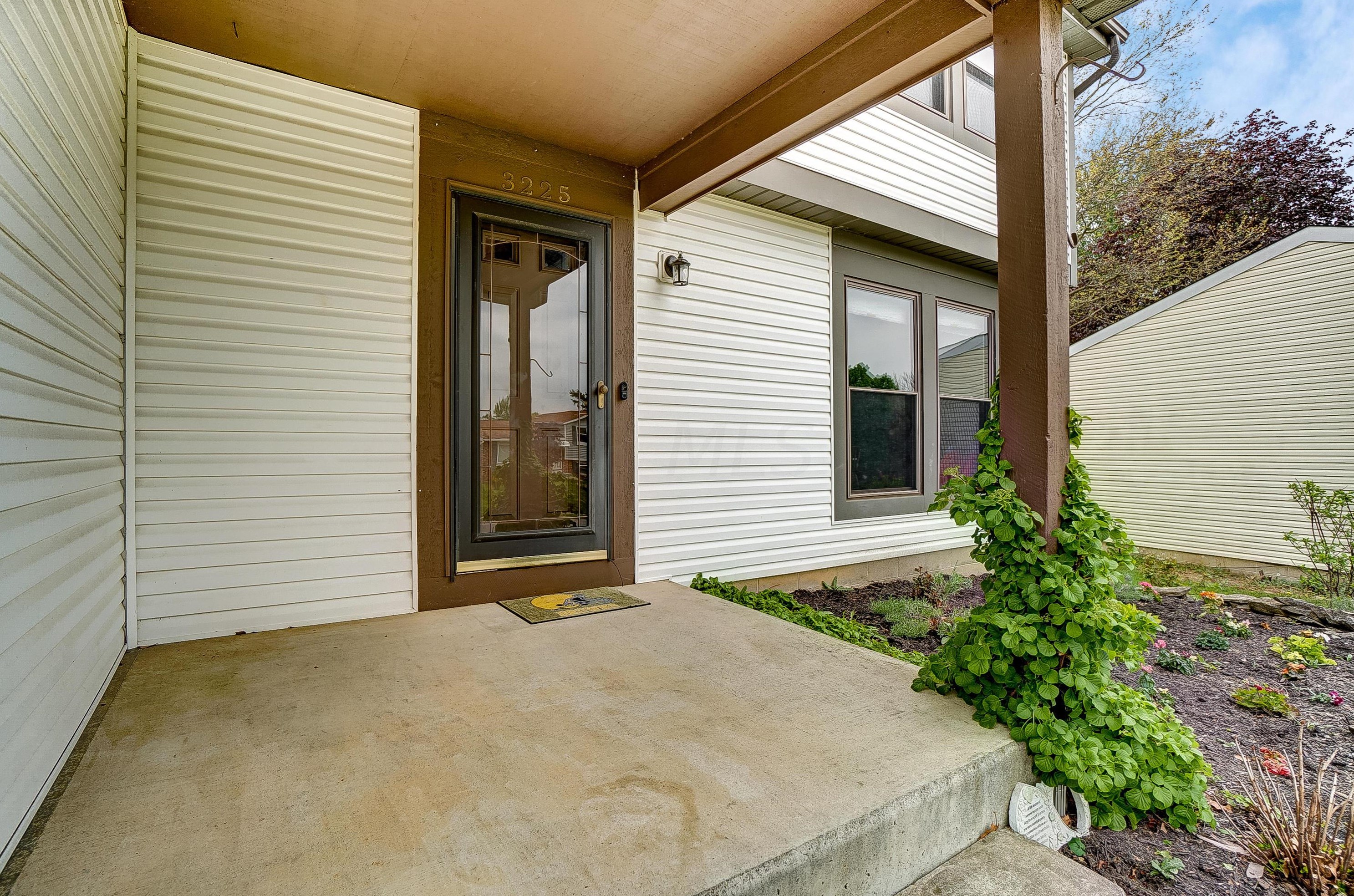 3225 Brampton St, Dublin, OH 43017-1413