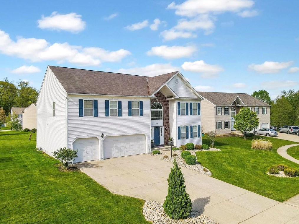 100 Ravines Edge Ct, Pataskala, OH 43062