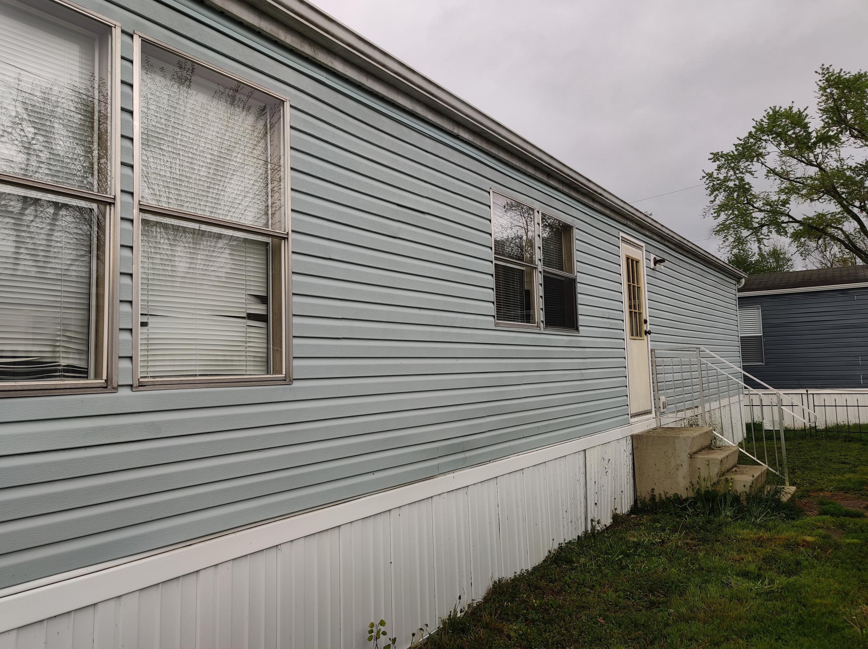 755 Stelzer Rd, Columbus OH 43219-5710 exterior