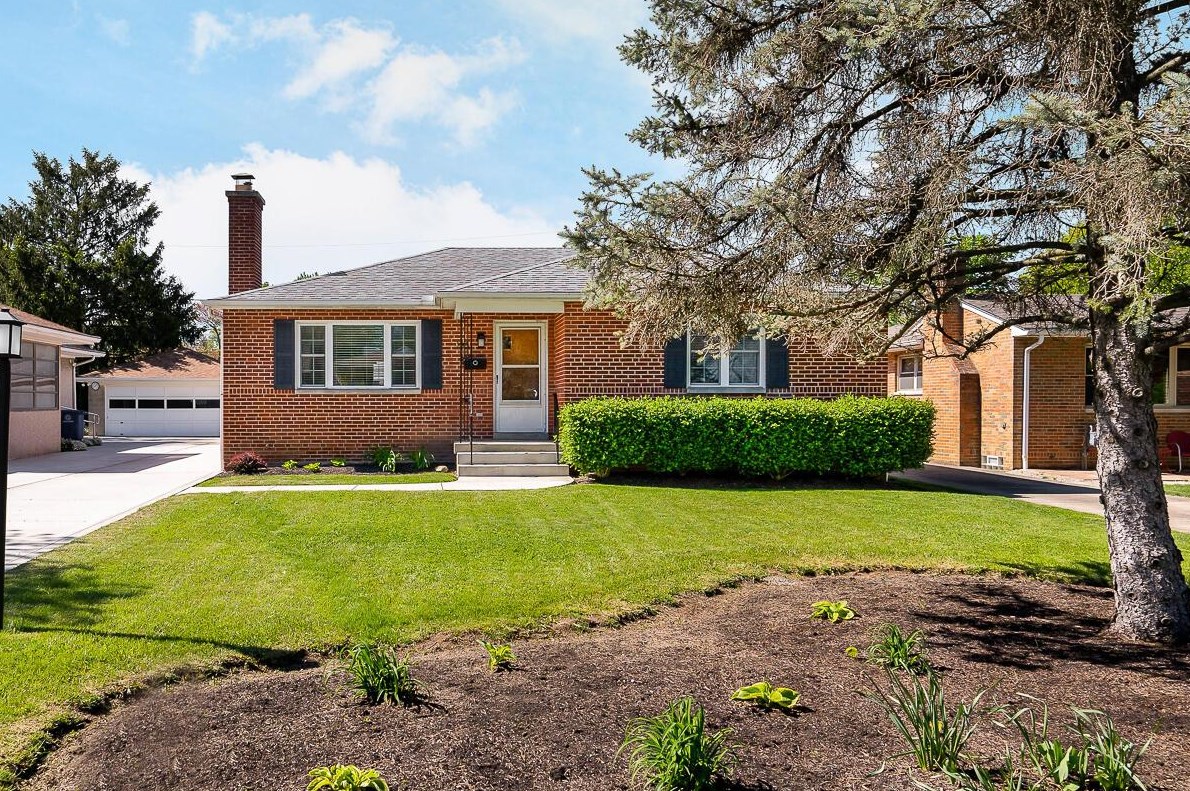 133 Desantis Dr, Columbus, OH 43214-2738