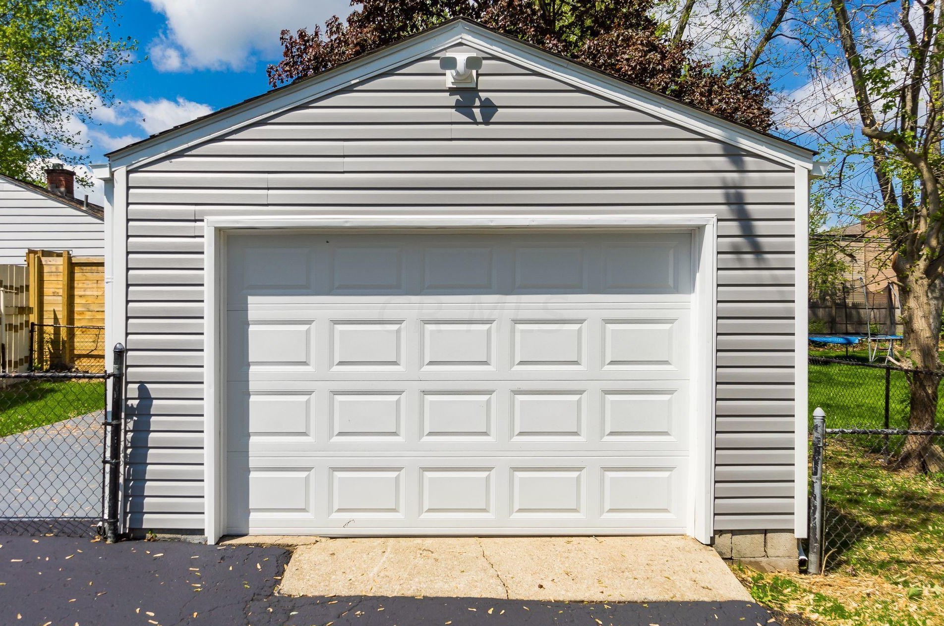 2040 Fenton St, Columbus OH  43224-1366 exterior