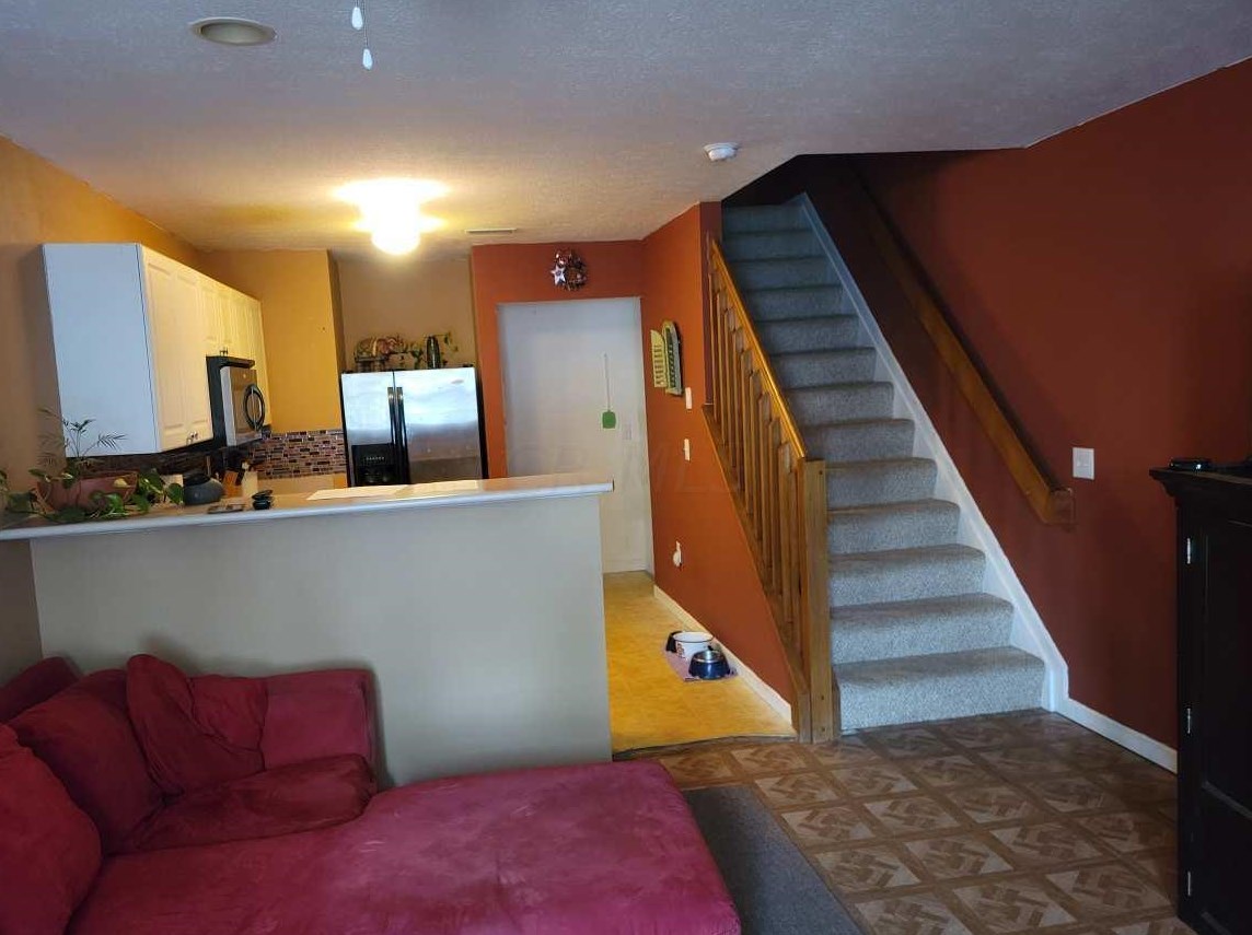 8257 Catalpa Ridge Dr, Blacklick, OH 43004