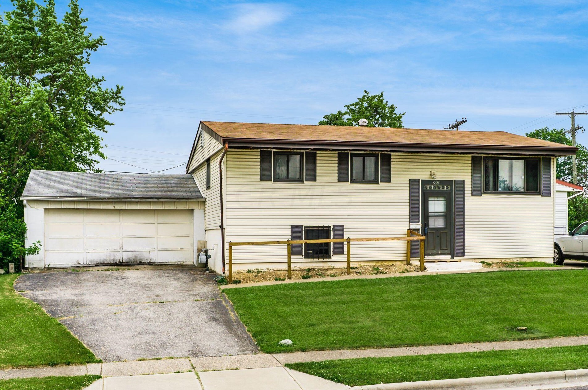 2131 Lisa Dr, Columbus, OH 43219-2035