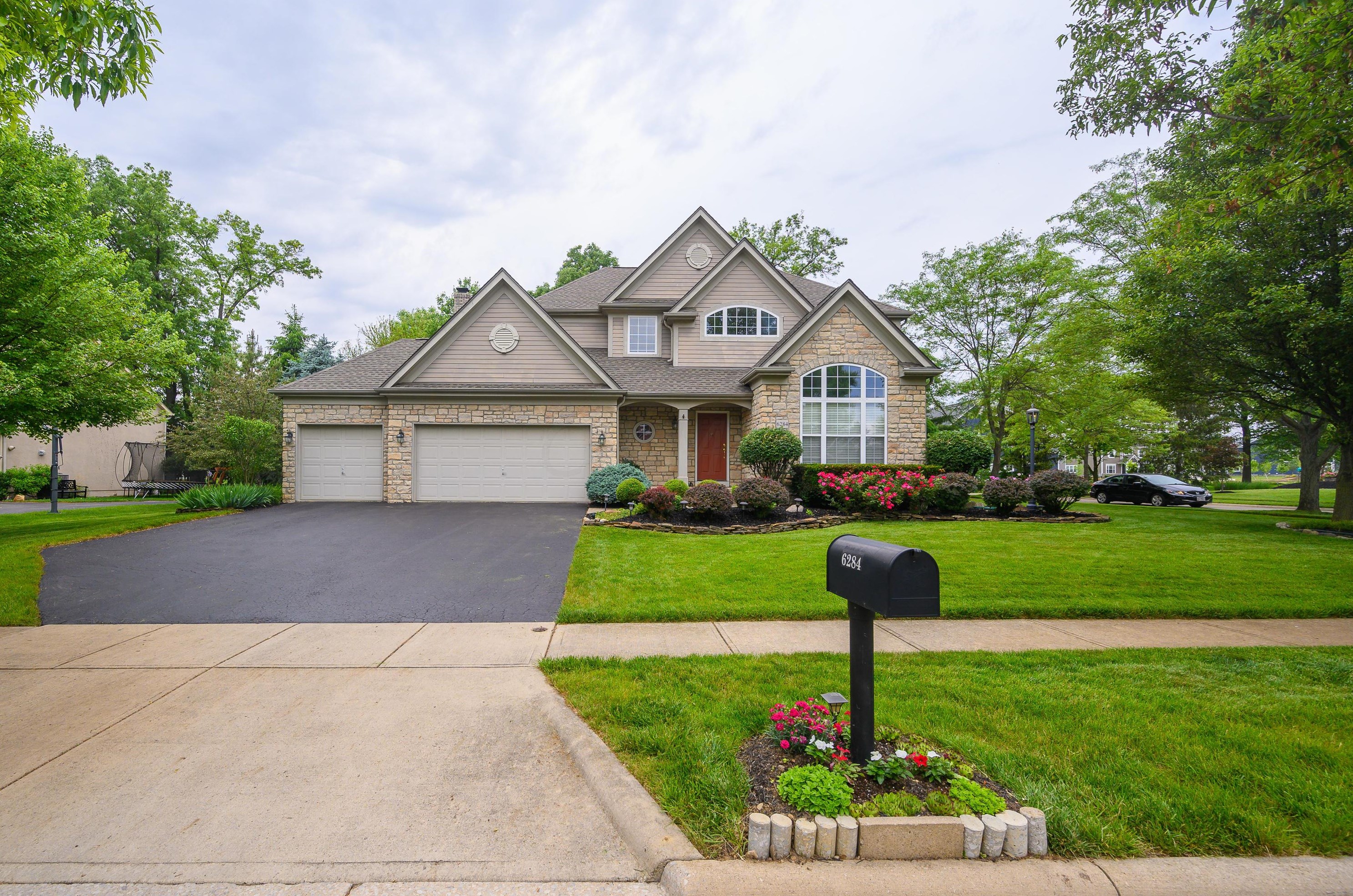6284 Bellow Valley Dr, Dublin, OH 43016-8586