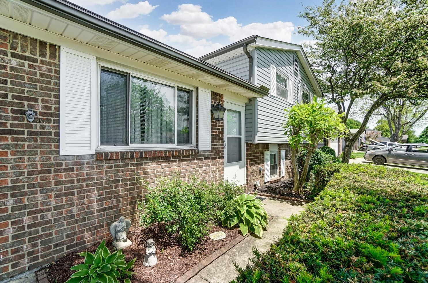 2076 Queensbridge Dr, Columbus, OH 43235-2071