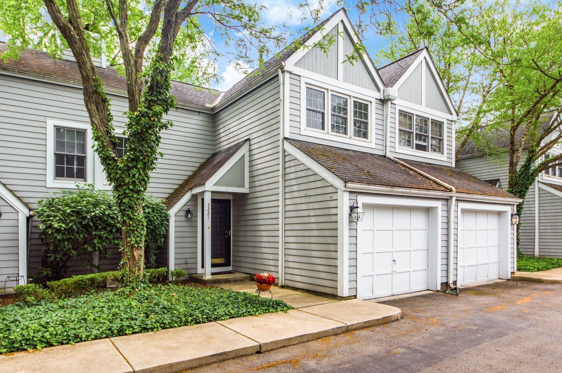 5221 Parkcrest Ln, Columbus, OH 43220-2426
