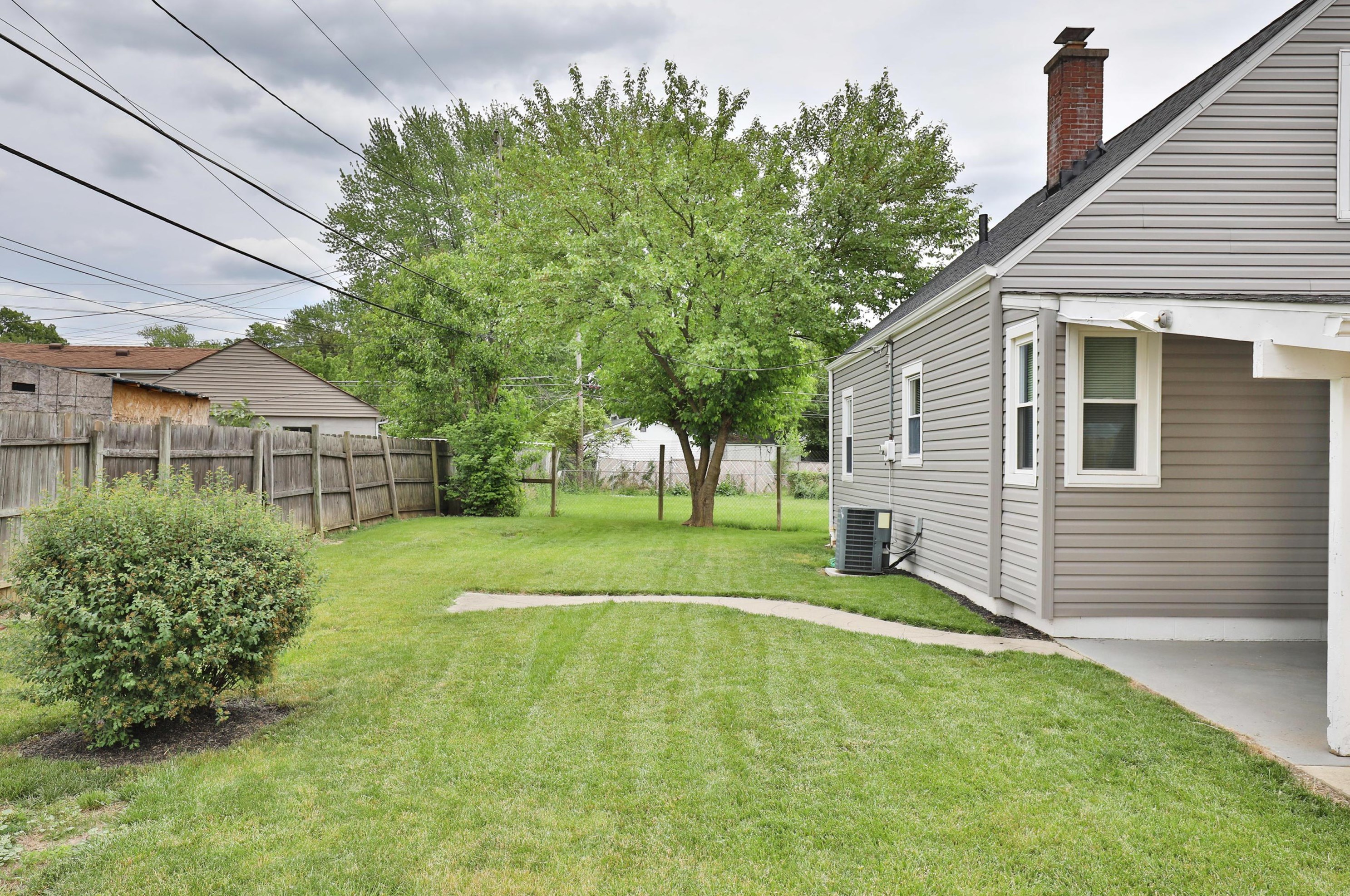 896 Longview Ave, Columbus OH 43224-3922 exterior