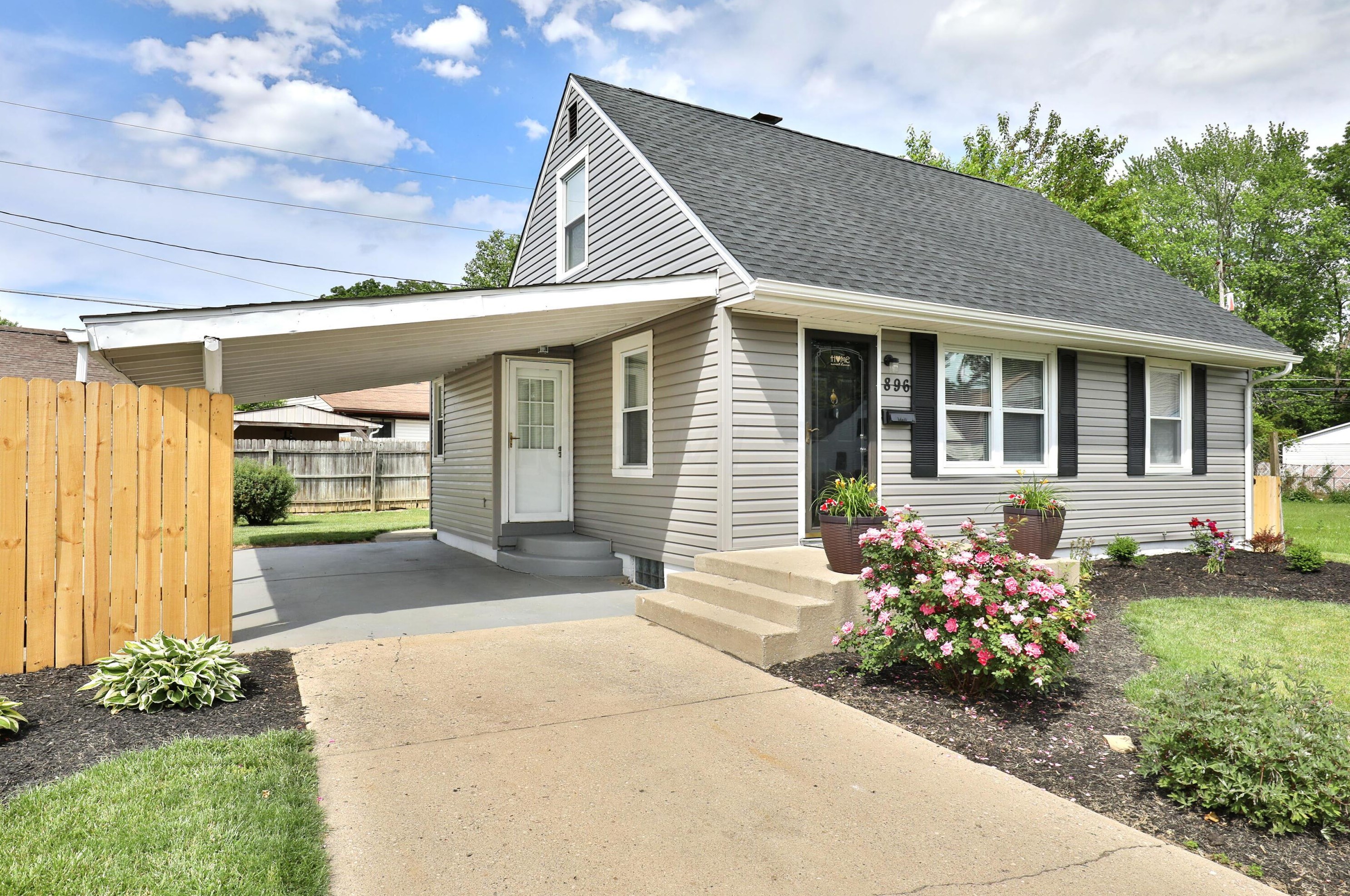 896 Longview Ave, Columbus, OH 43224-3922