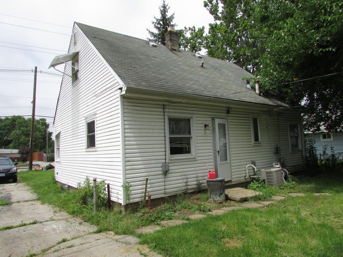 996 James Rd, Columbus, OH 43227-1072