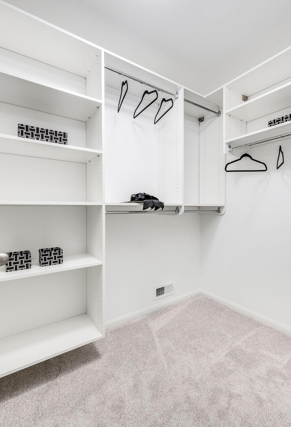 1431 Linbrook Ct, Columbus OH  43235-5132 exterior