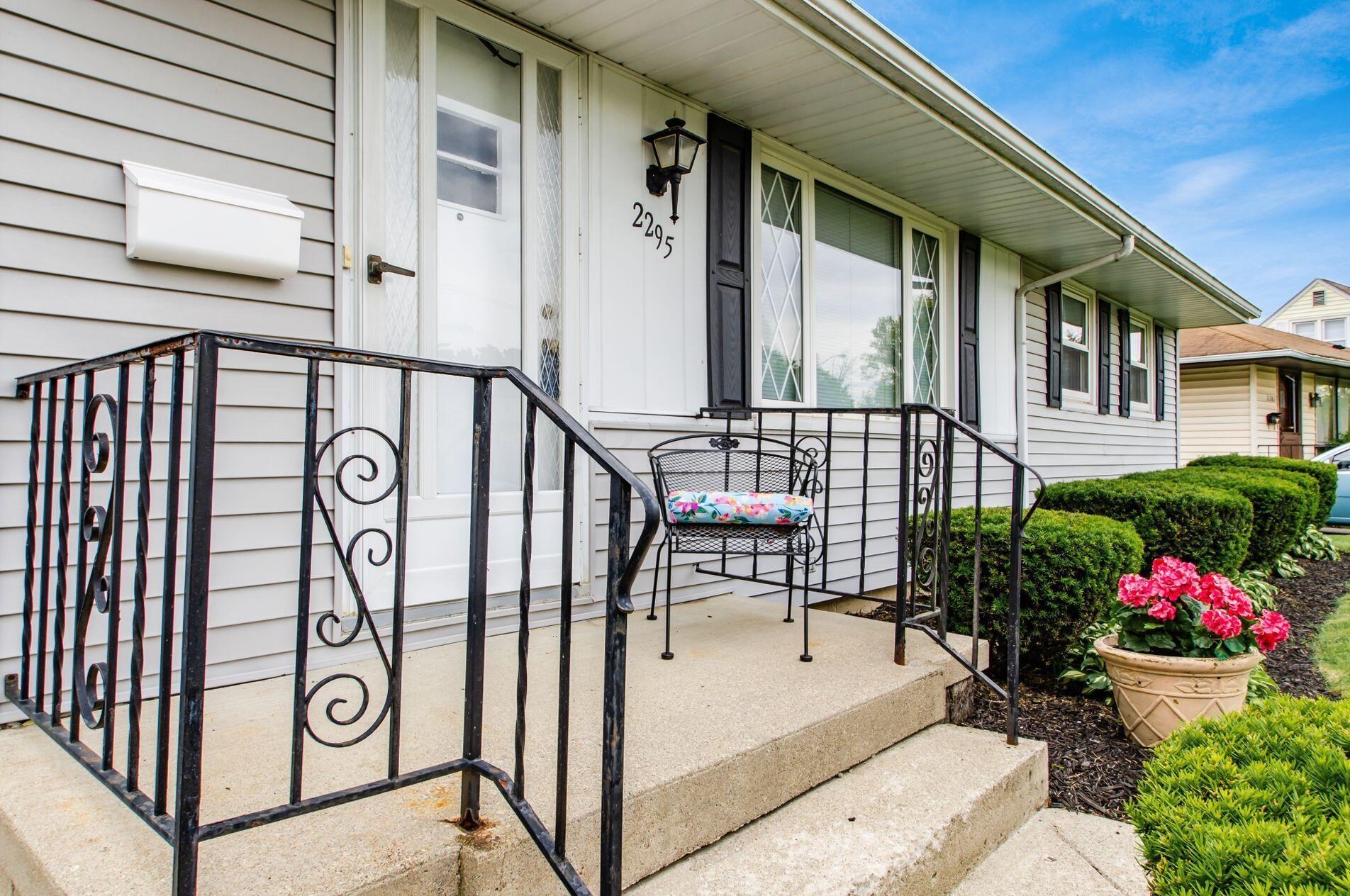 2295 Fenton St, Columbus, OH 43224-2317