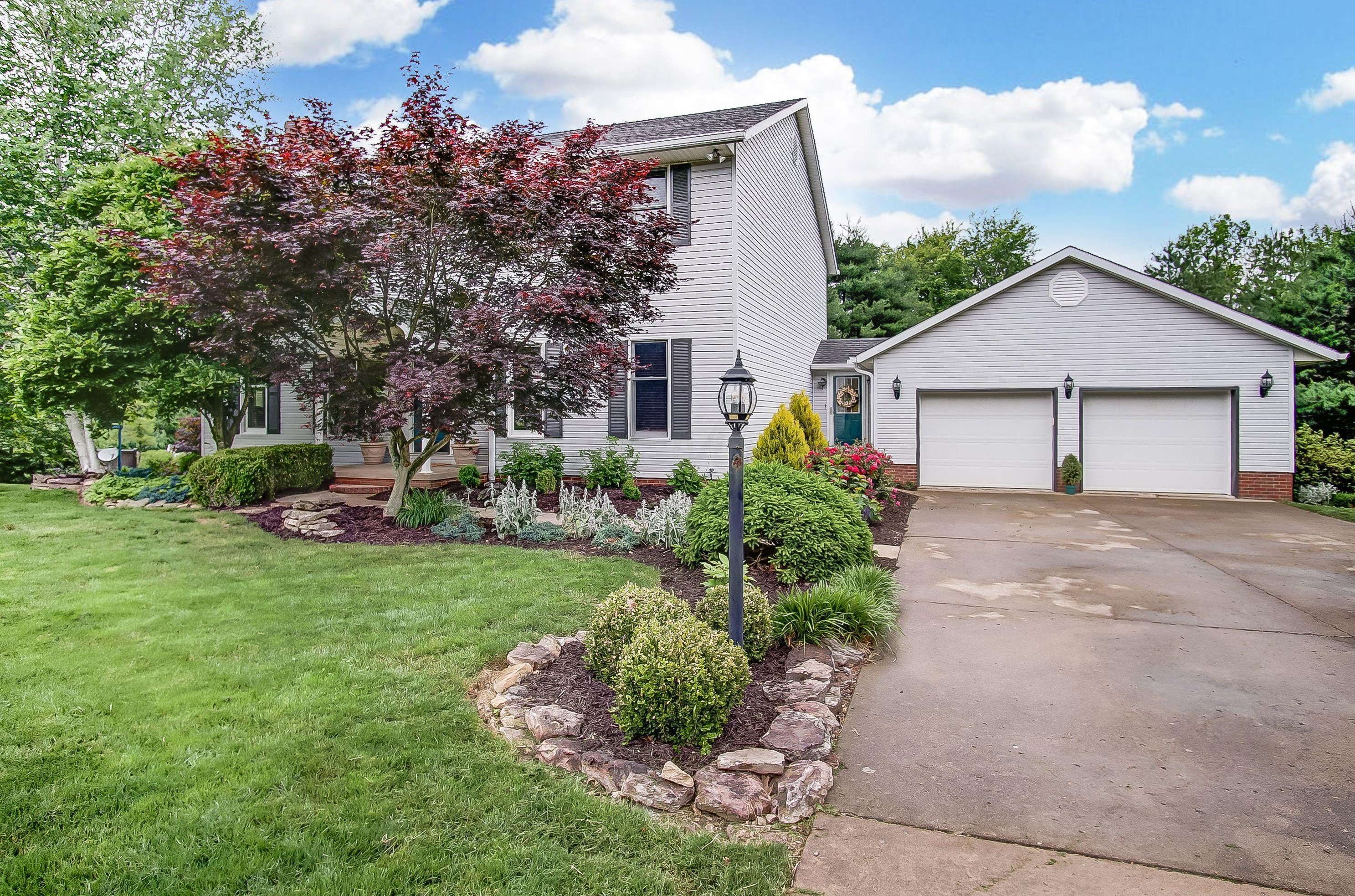 3710 Greenbriar Dr, Zanesville, OH 43701