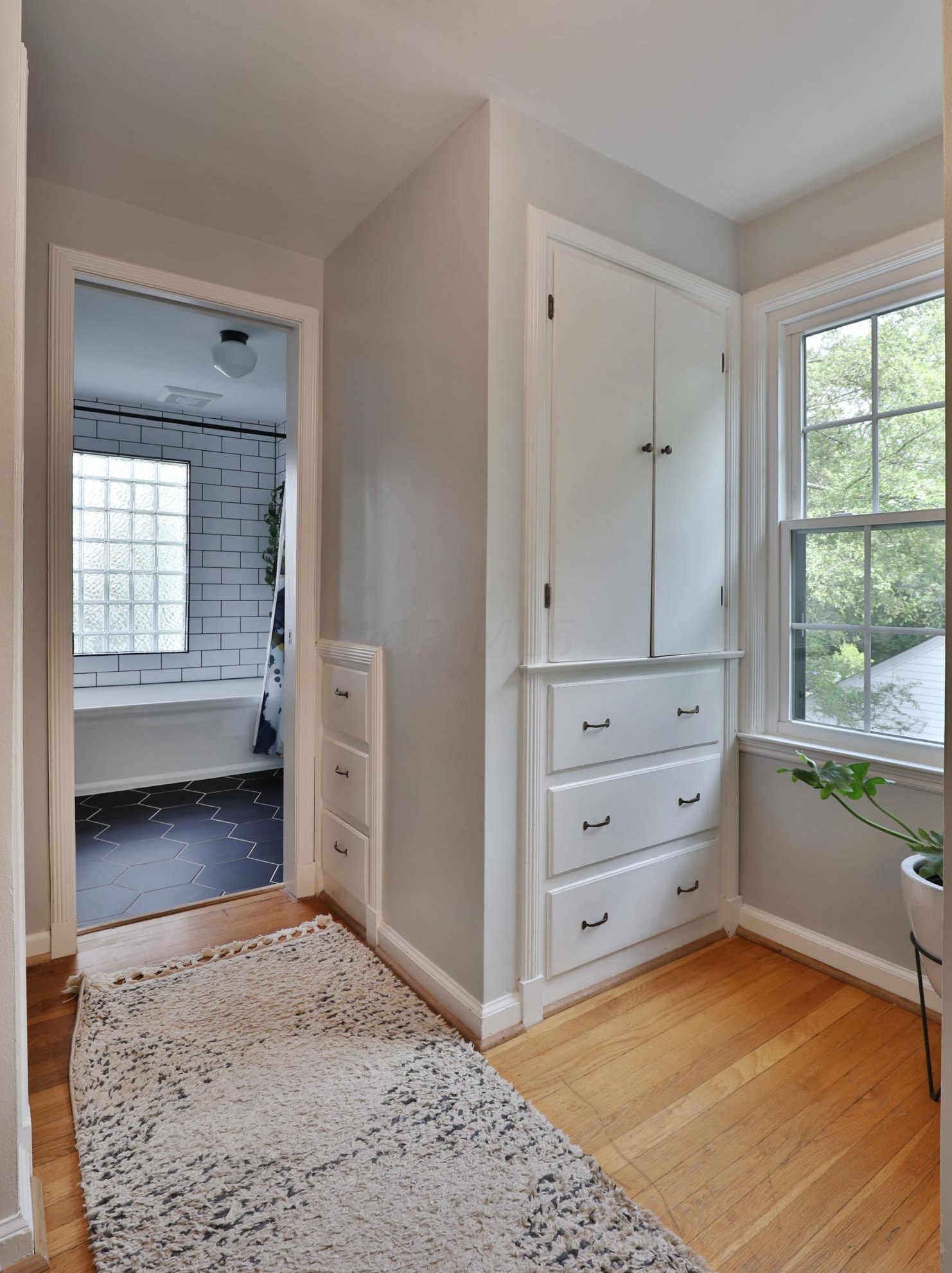 55 Henderson Rd, Columbus OH 43220-2288 exterior