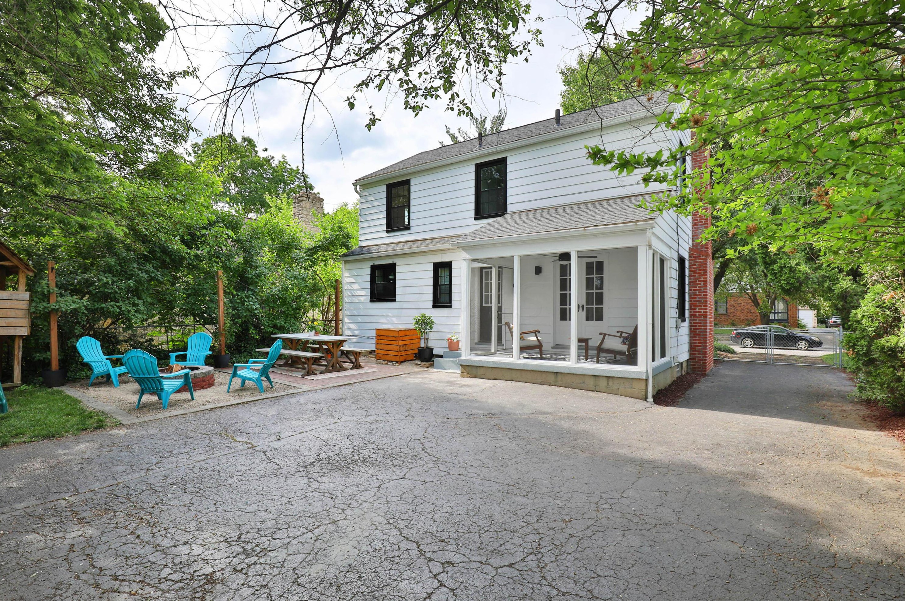 55 Henderson Rd, Columbus OH 43220-2288 exterior