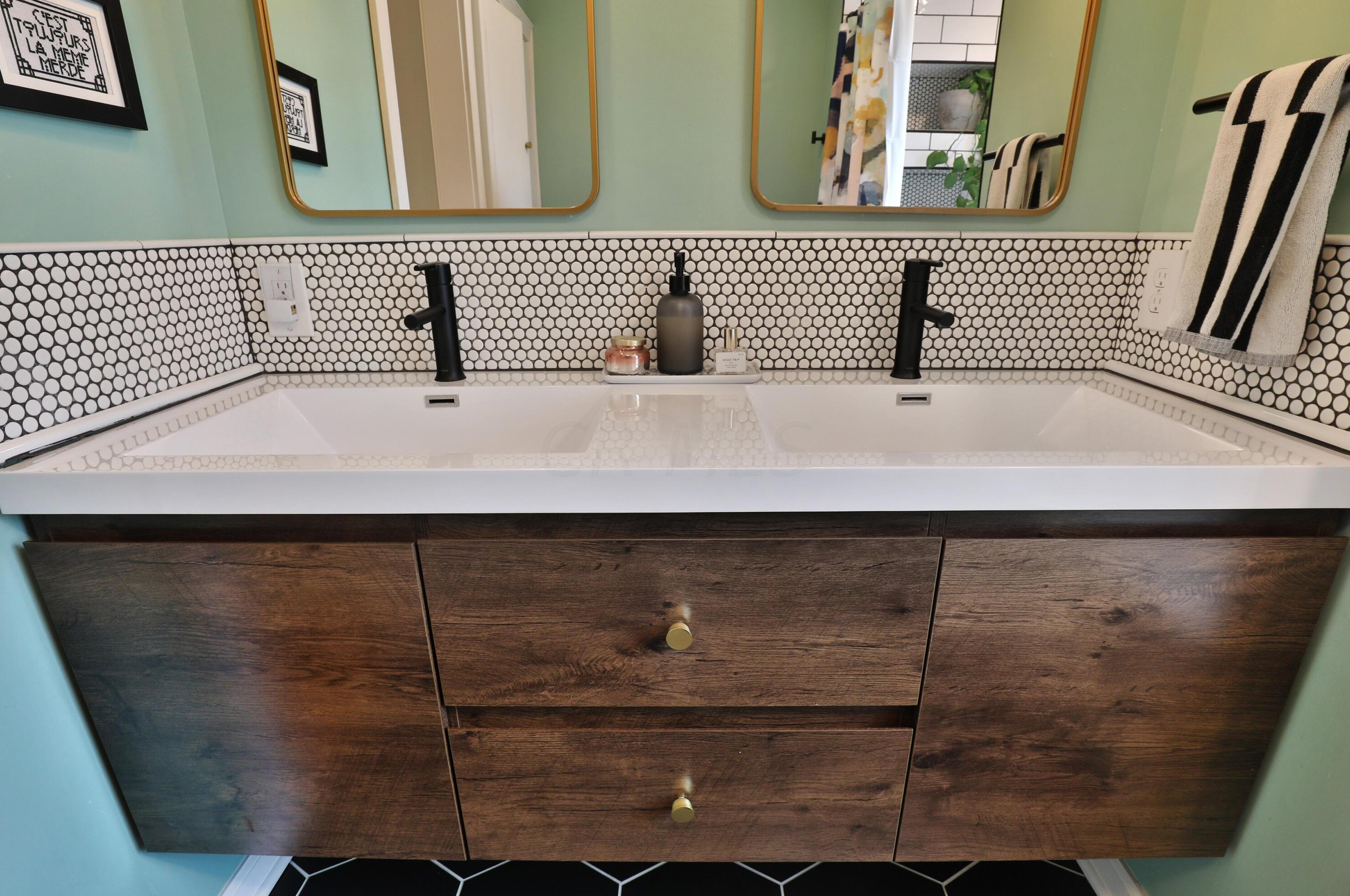 55 Henderson Rd, Columbus OH 43220-2288 exterior