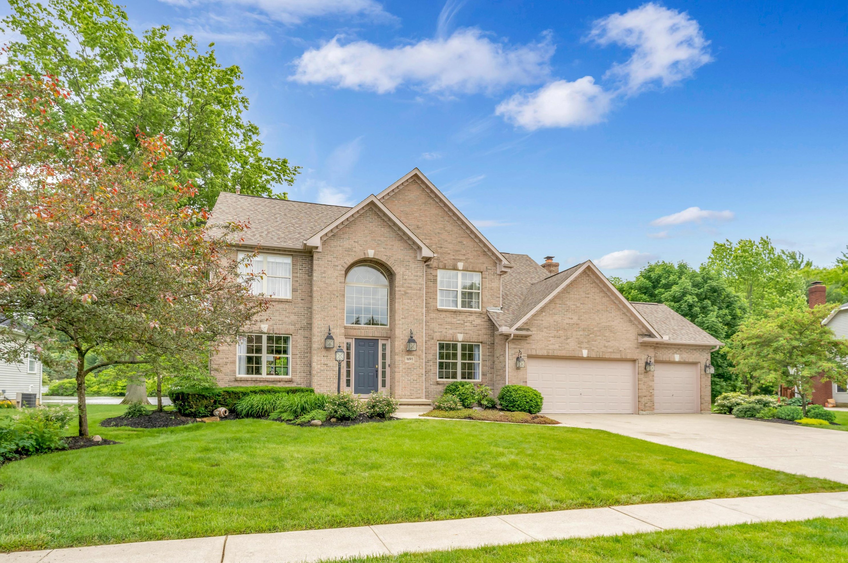 8198 Chateau Ln, Westerville, OH 43082-8547