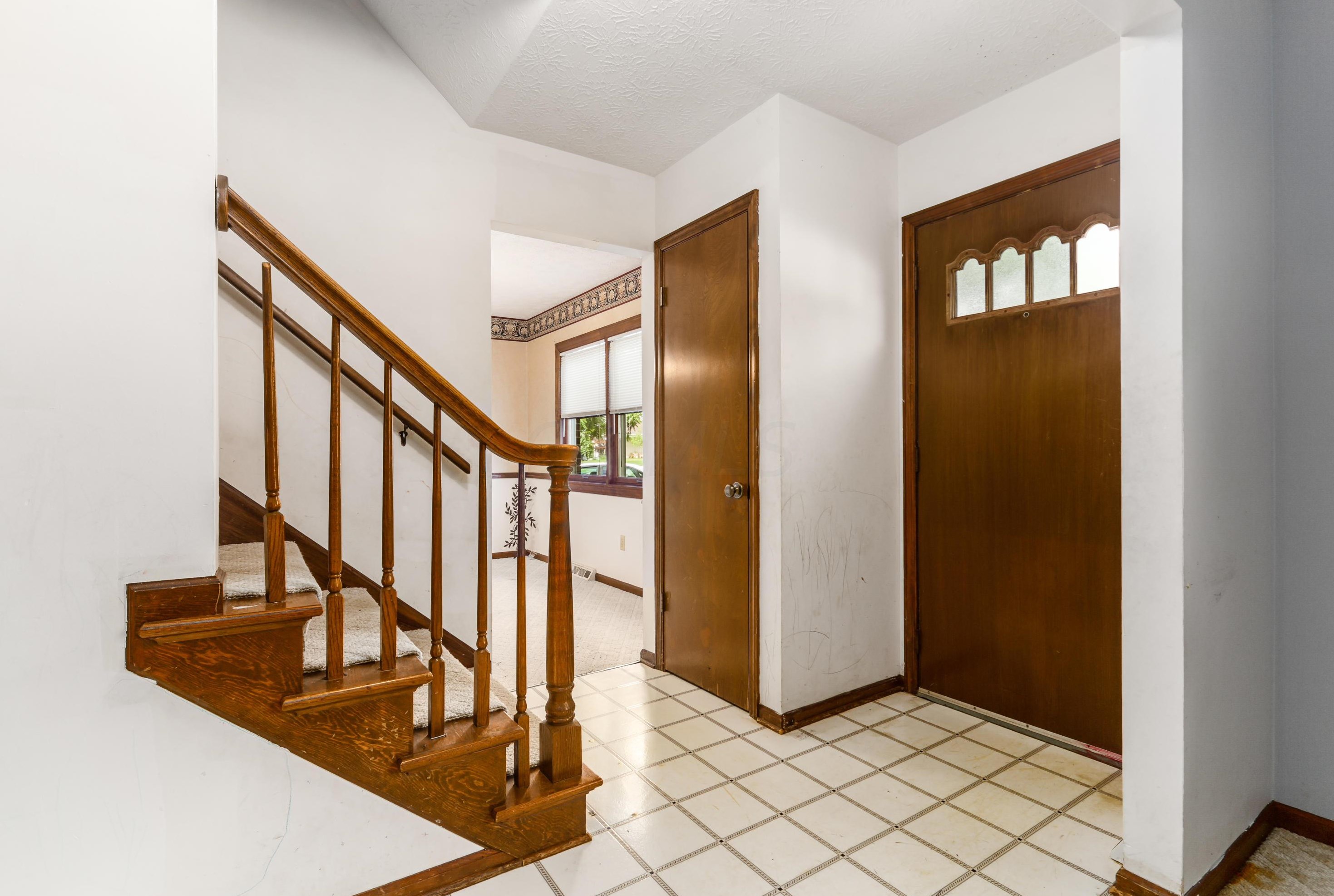 1321 Denbigh Dr, Columbus, OH 43220-2628