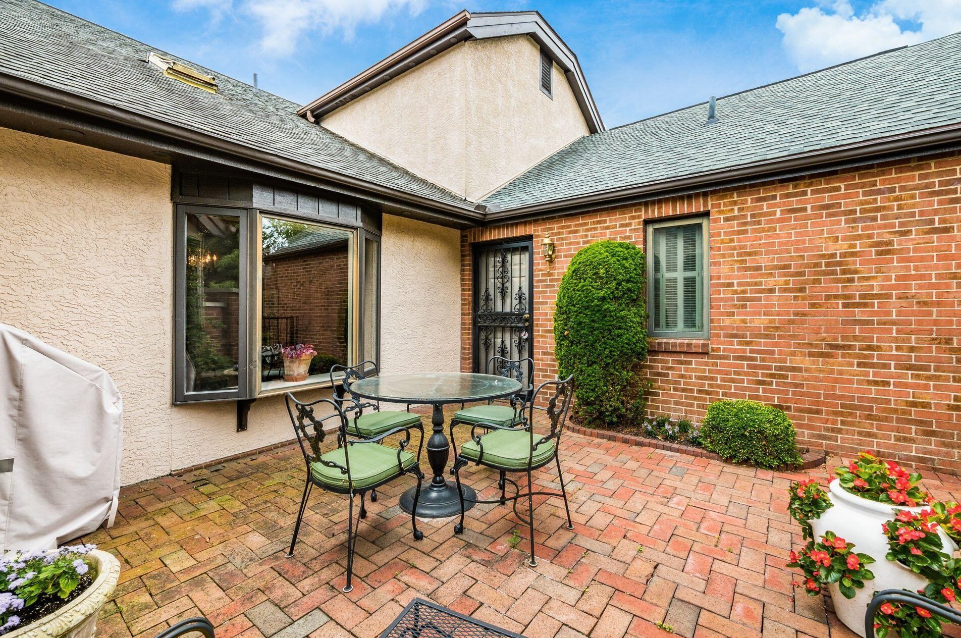 5696 Bastille Pl, Columbus OH 43213-4404 exterior