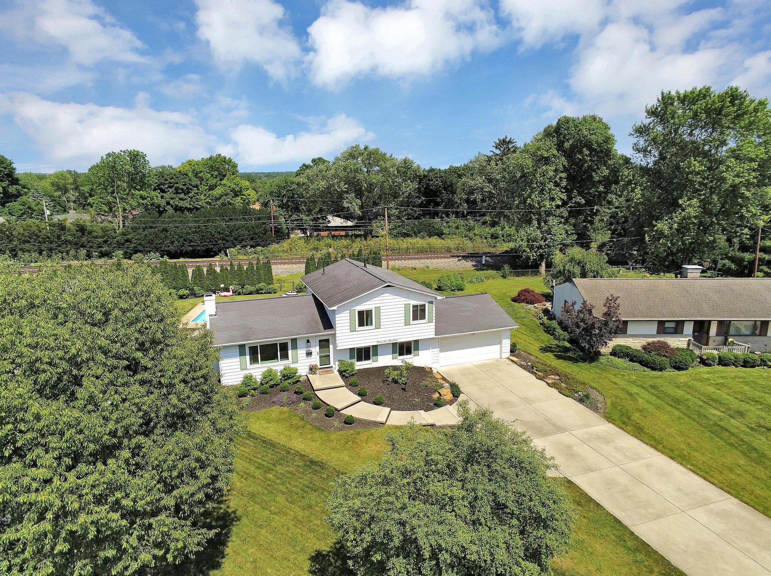 4100 Kendra Ct, Columbus, OH 43220-4111