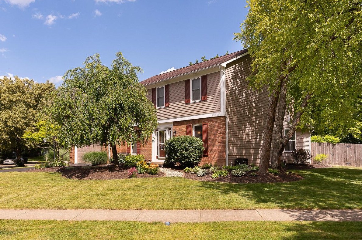 7476 Saunderlane Rd, Columbus, OH 43235-1956