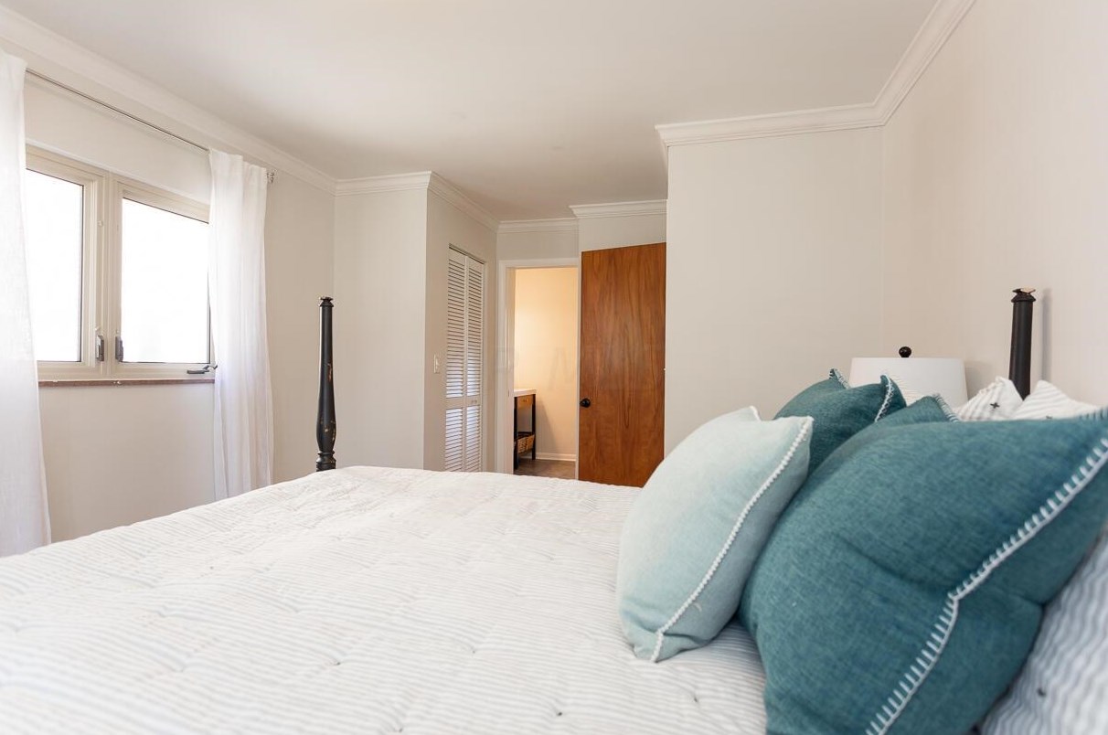 390 Dunedin Rd, Columbus OH  43214-3806 exterior