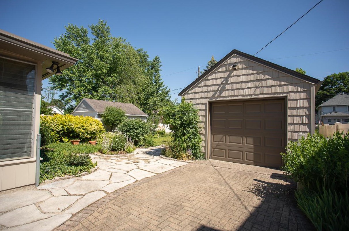 390 Dunedin Rd, Columbus OH  43214-3806 exterior