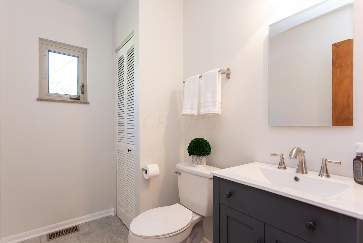 390 Dunedin Rd, Columbus OH  43214-3806 exterior