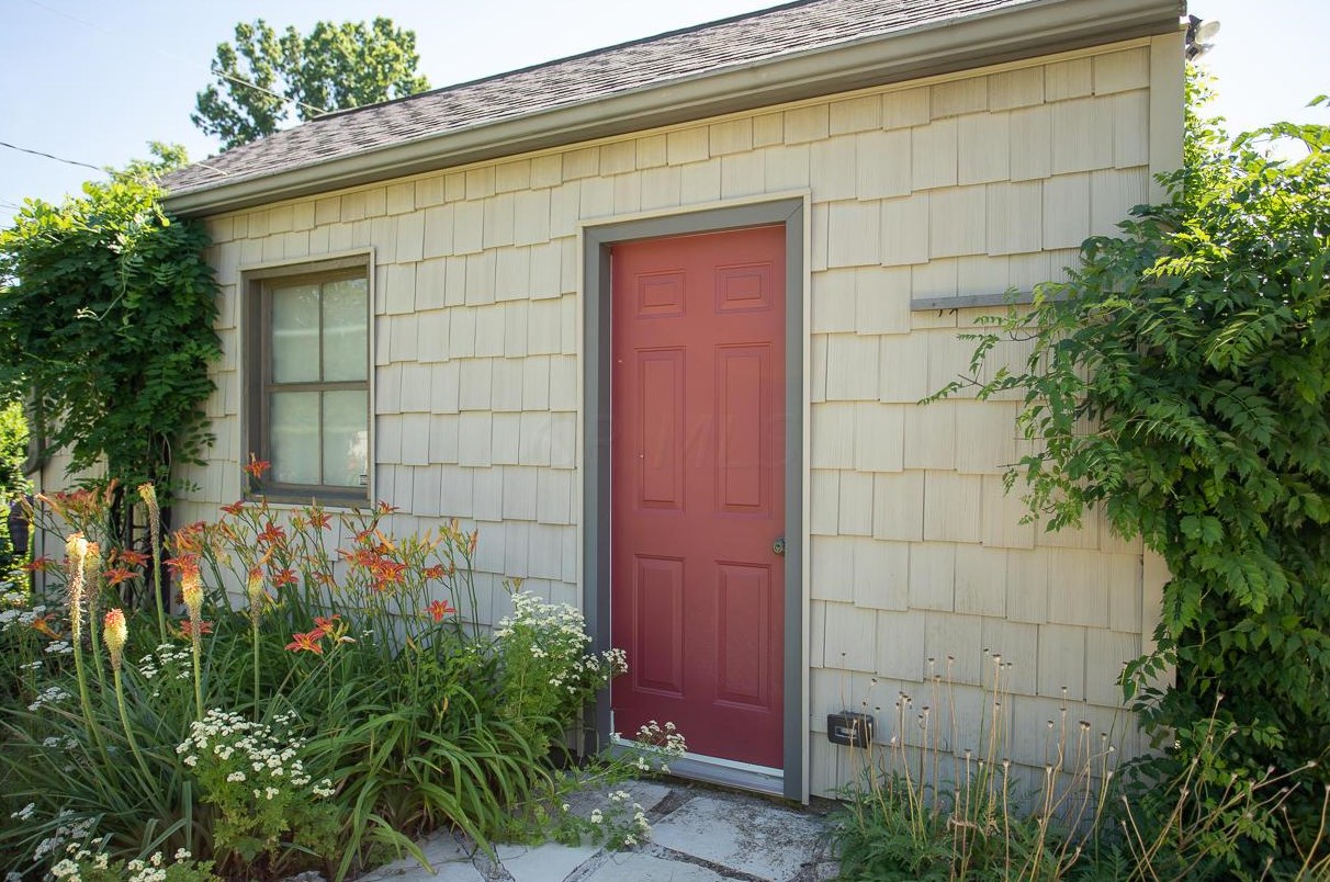 390 Dunedin Rd, Columbus OH  43214-3806 exterior