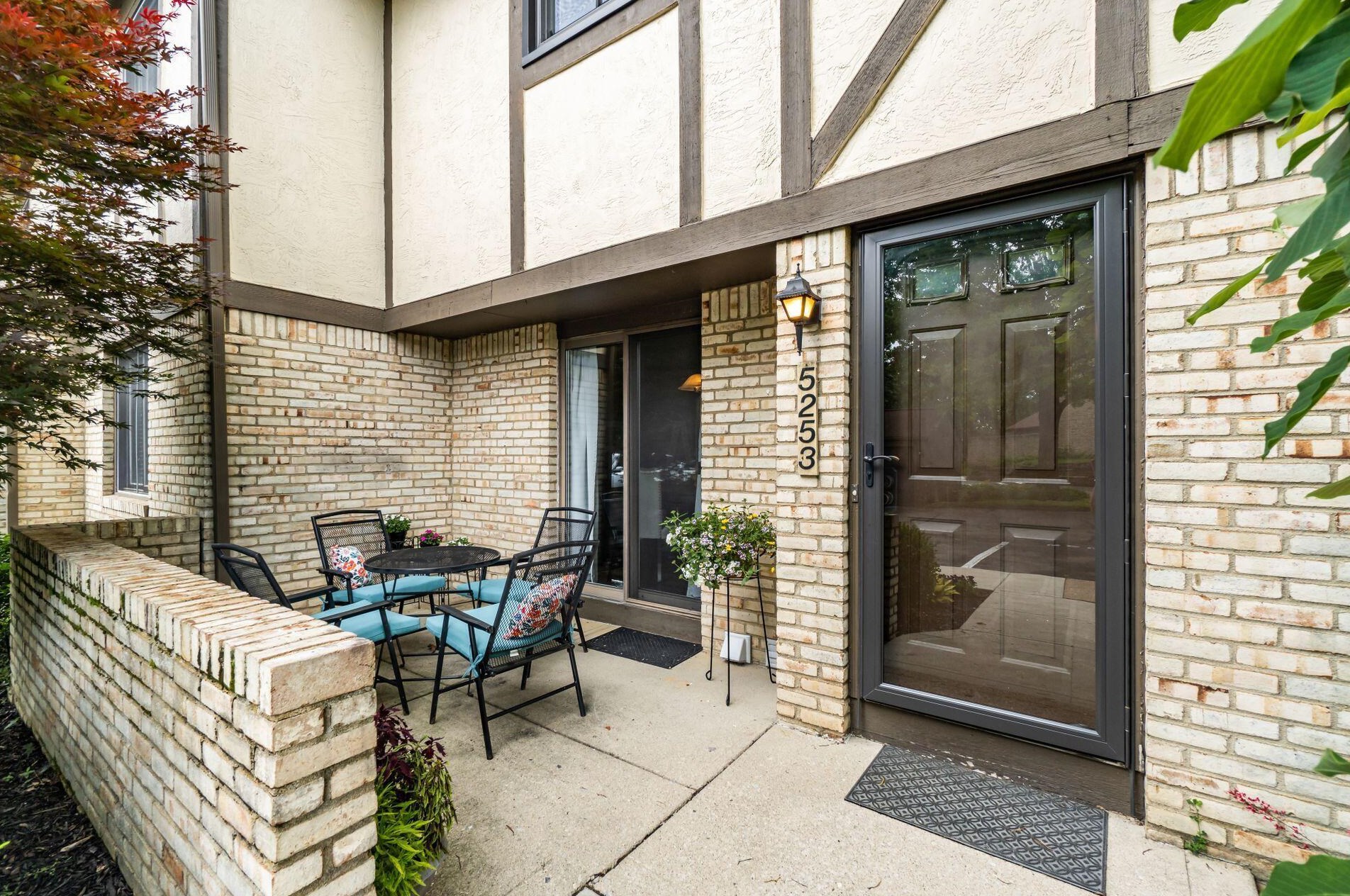 5253 Wood Run Blvd, Columbus, OH 43220-2363