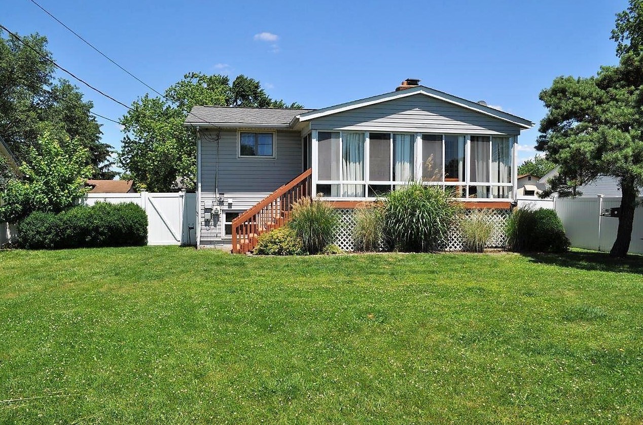 1901 Brookfield Rd, Columbus OH  43229-8824 exterior