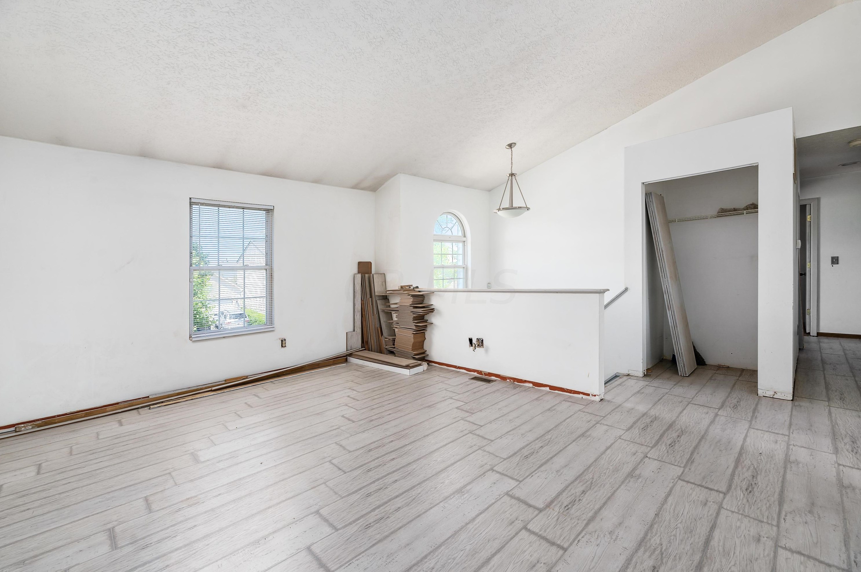 313 Effington Ln, Columbus, OH 43207-5338