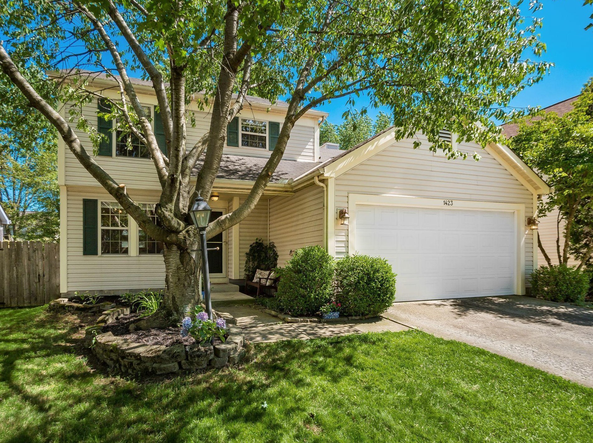 1423 Dickson Dr, Columbus, OH 43228-7039