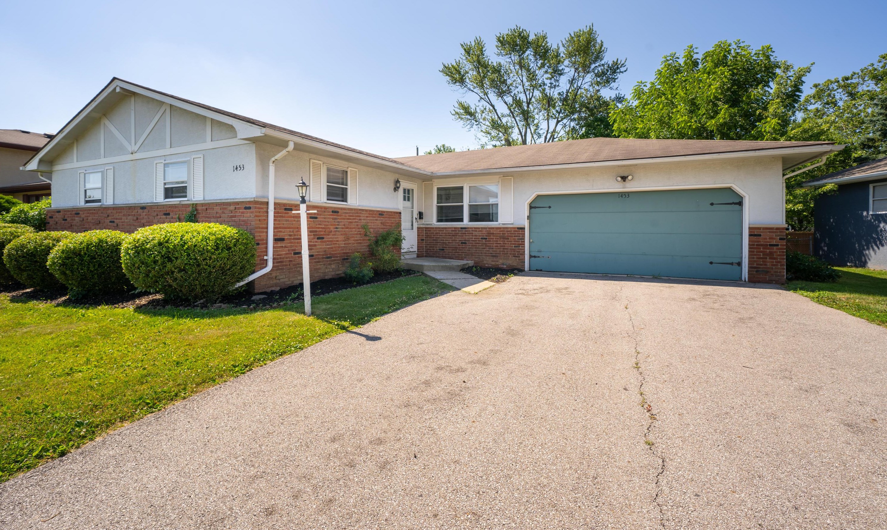 1453 Hempwood Dr, Columbus, OH 43229-3409