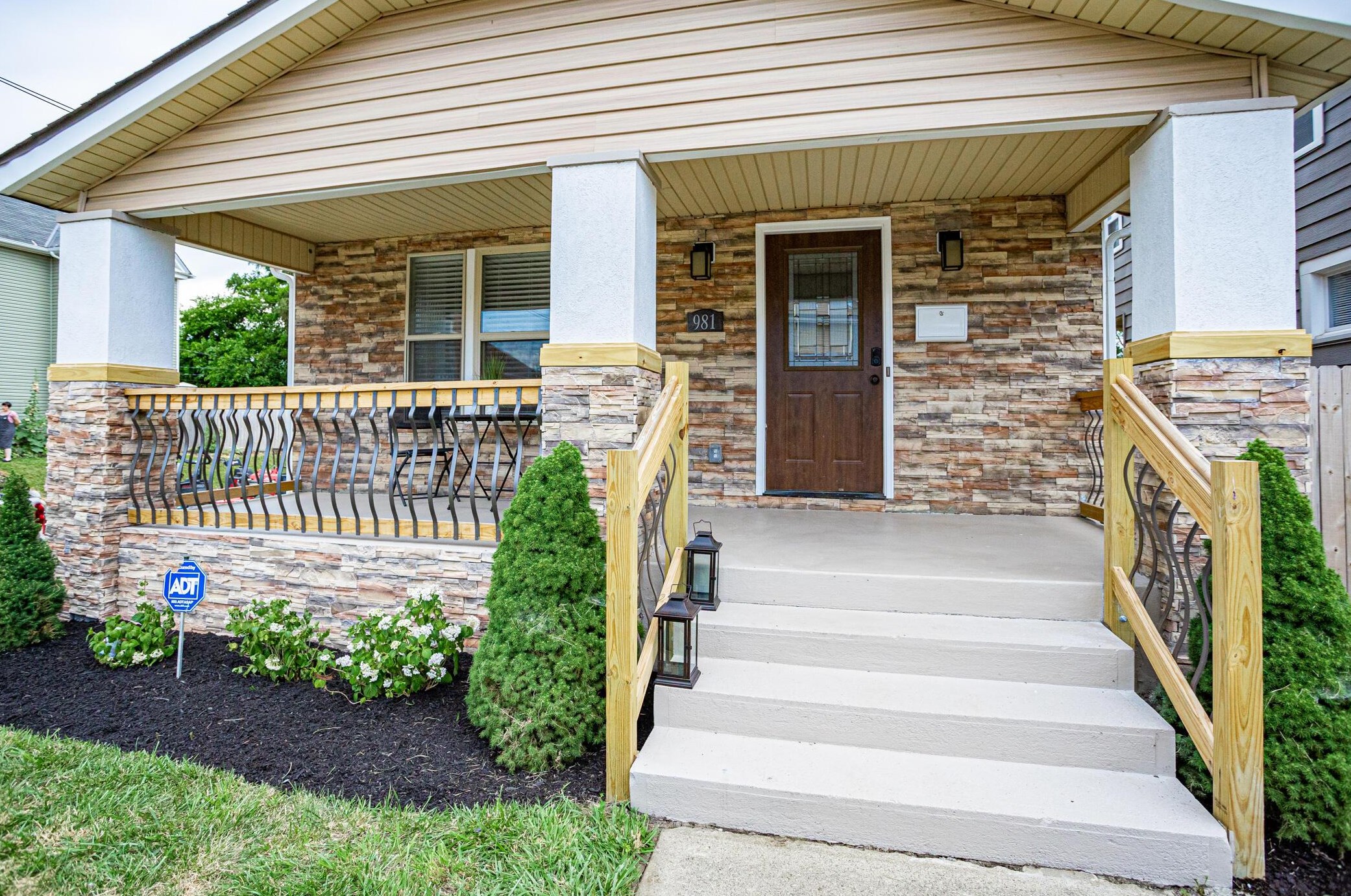 981 Oakwood Ave, Columbus, OH 43206-1548