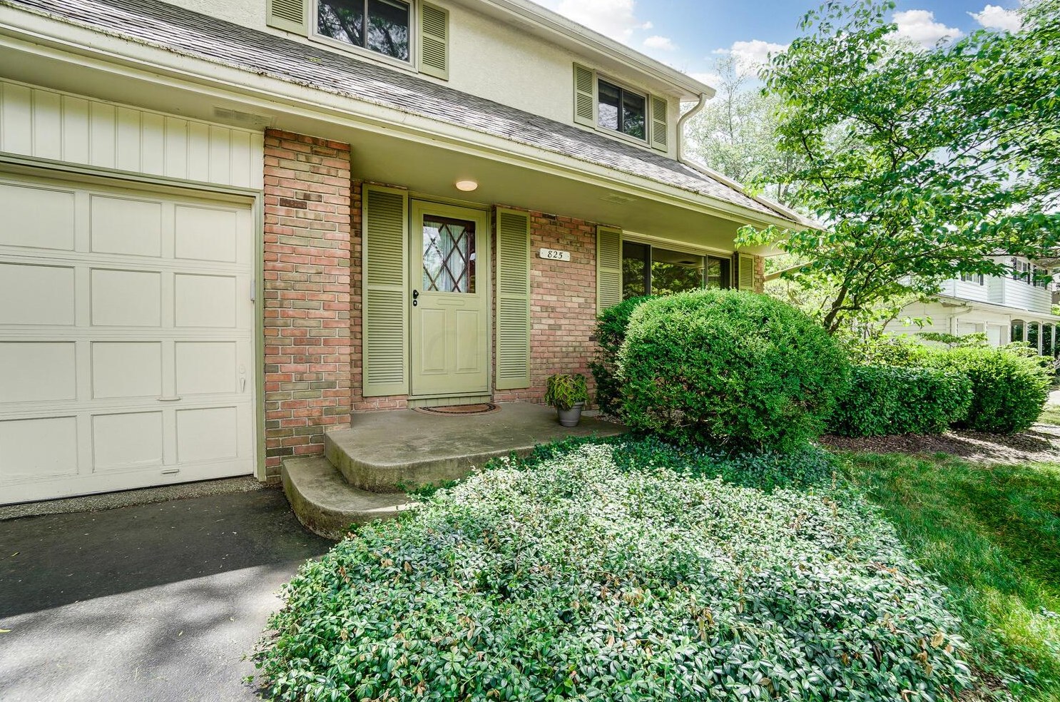 825 Greenridge Rd, Columbus, OH 43235-3411