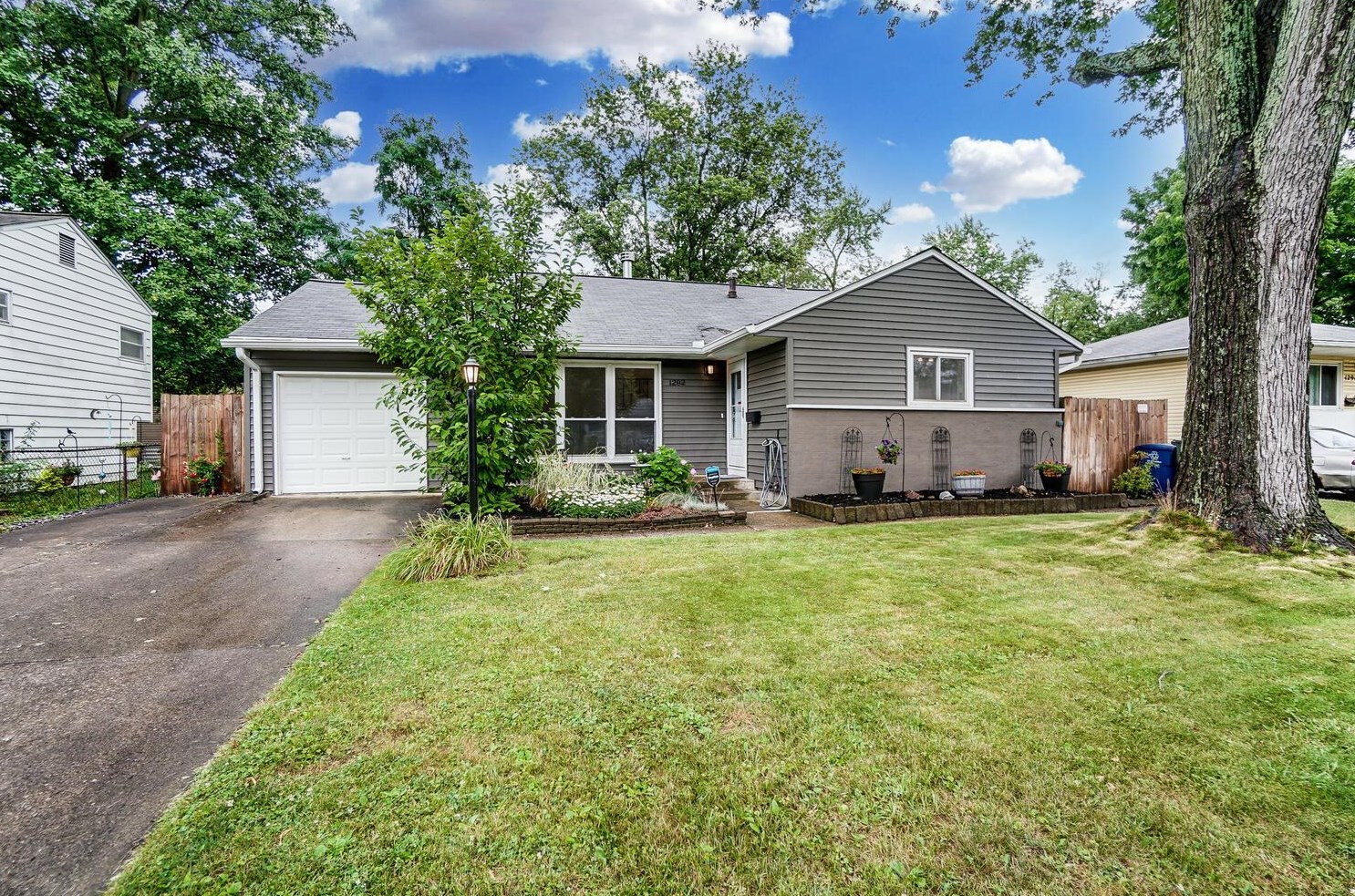 1292 Country Club Rd, Columbus, OH 43227-2101