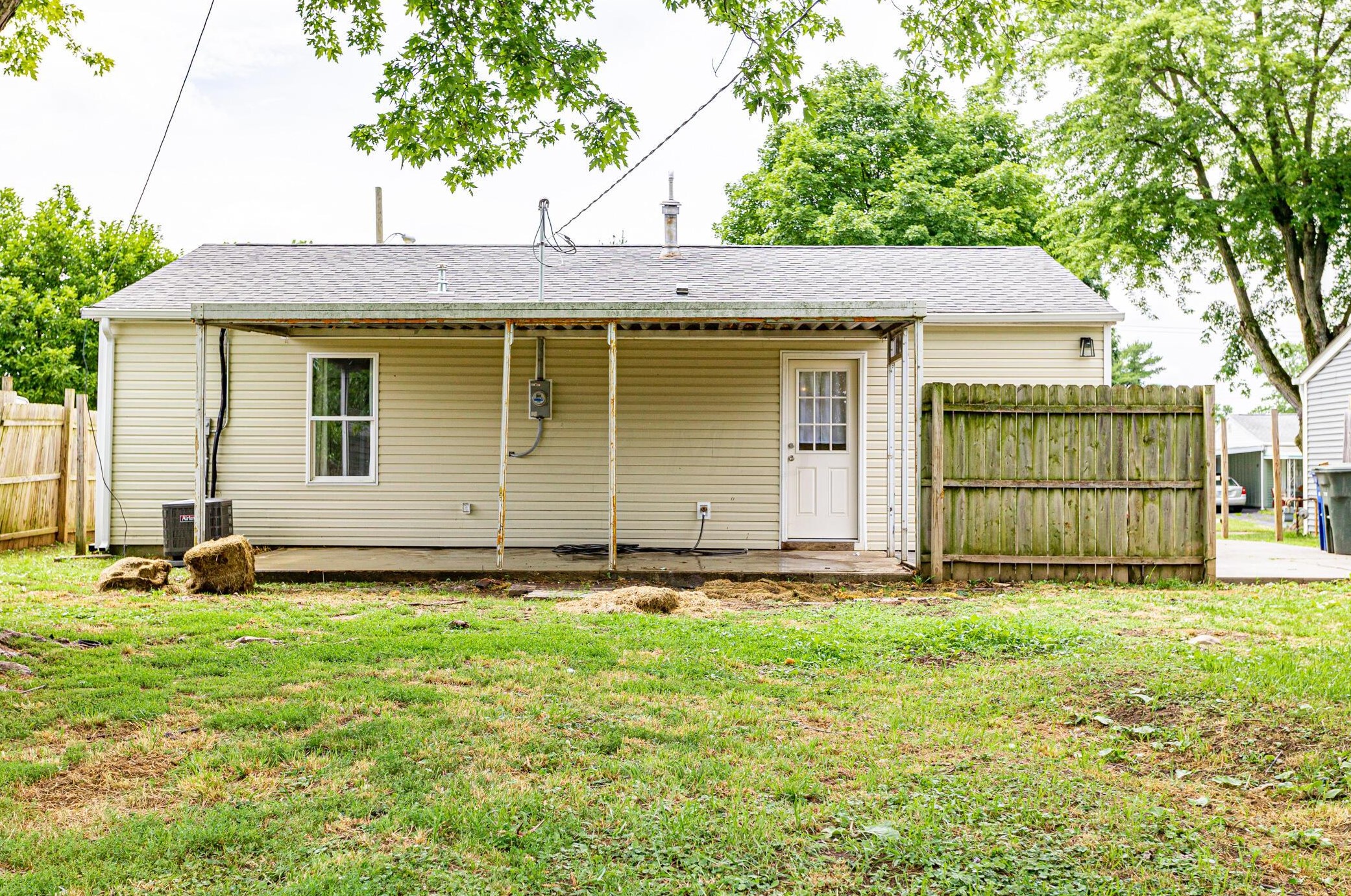 2756 Dolby Dr, Columbus OH  43207-3650 exterior