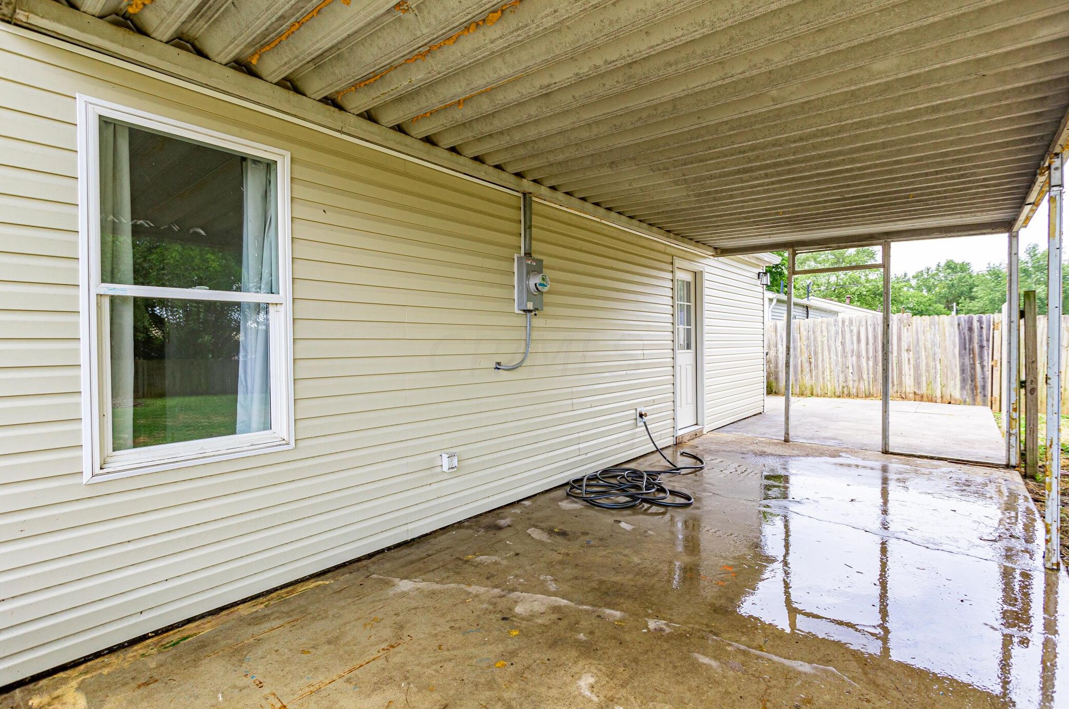 2756 Dolby Dr, Columbus OH  43207-3650 exterior