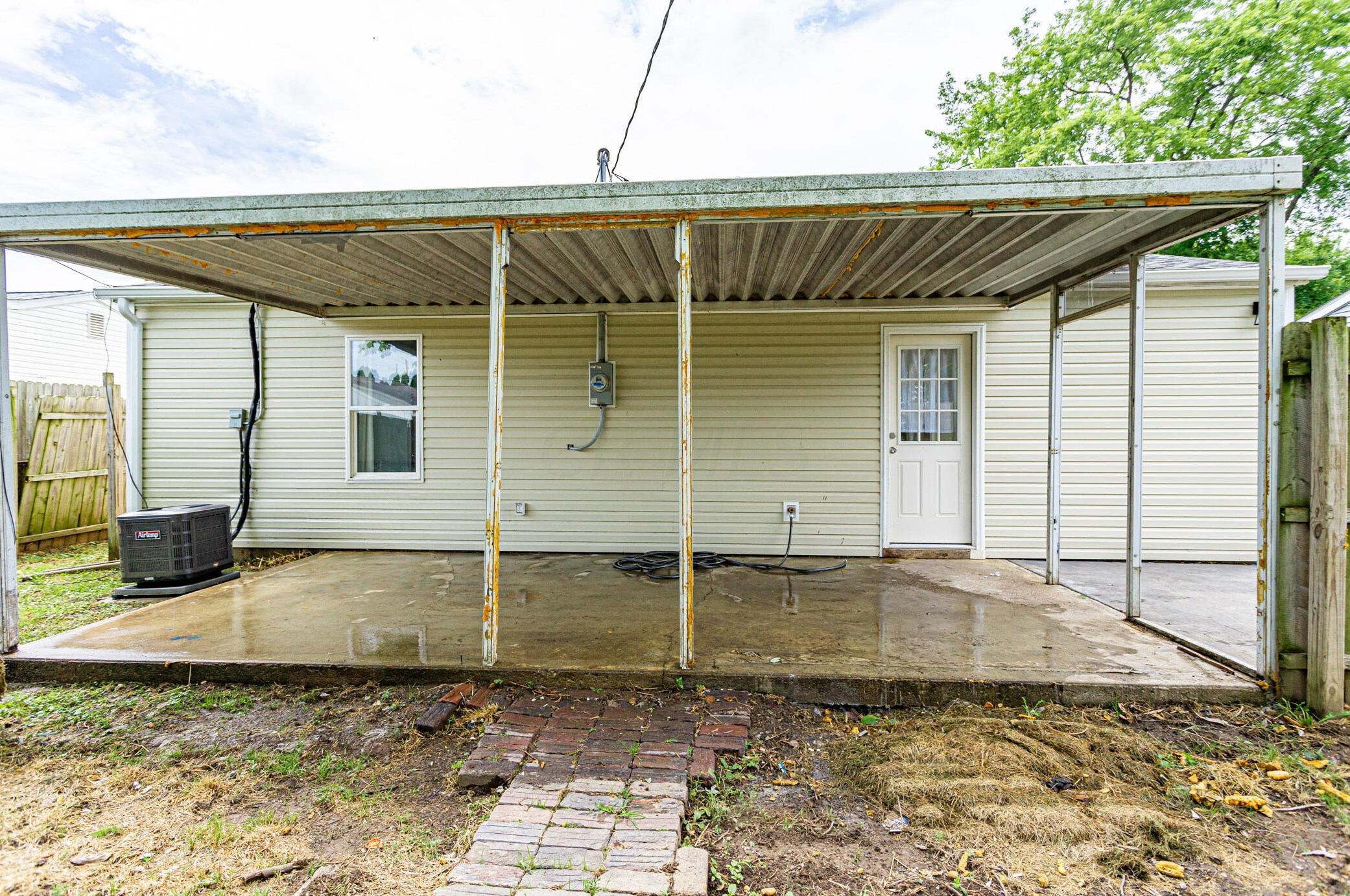 2756 Dolby Dr, Columbus OH  43207-3650 exterior