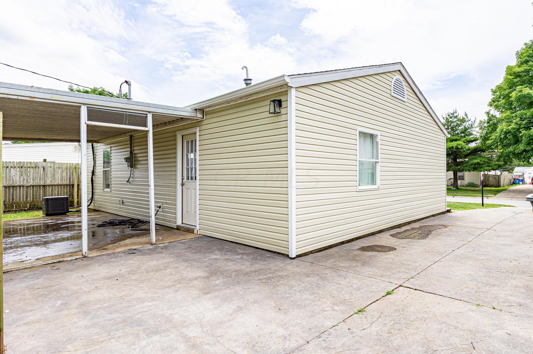 2756 Dolby Dr, Columbus OH  43207-3650 exterior