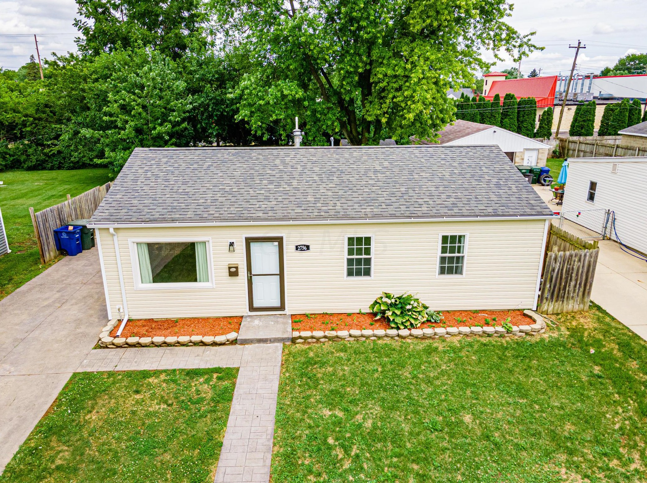 2756 Dolby Dr, Columbus OH  43207-3650 exterior