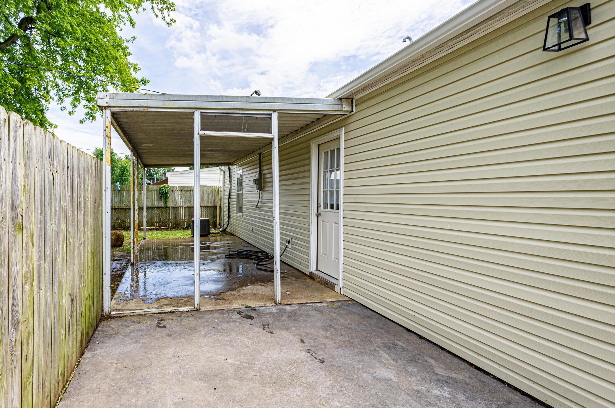 2756 Dolby Dr, Columbus OH  43207-3650 exterior