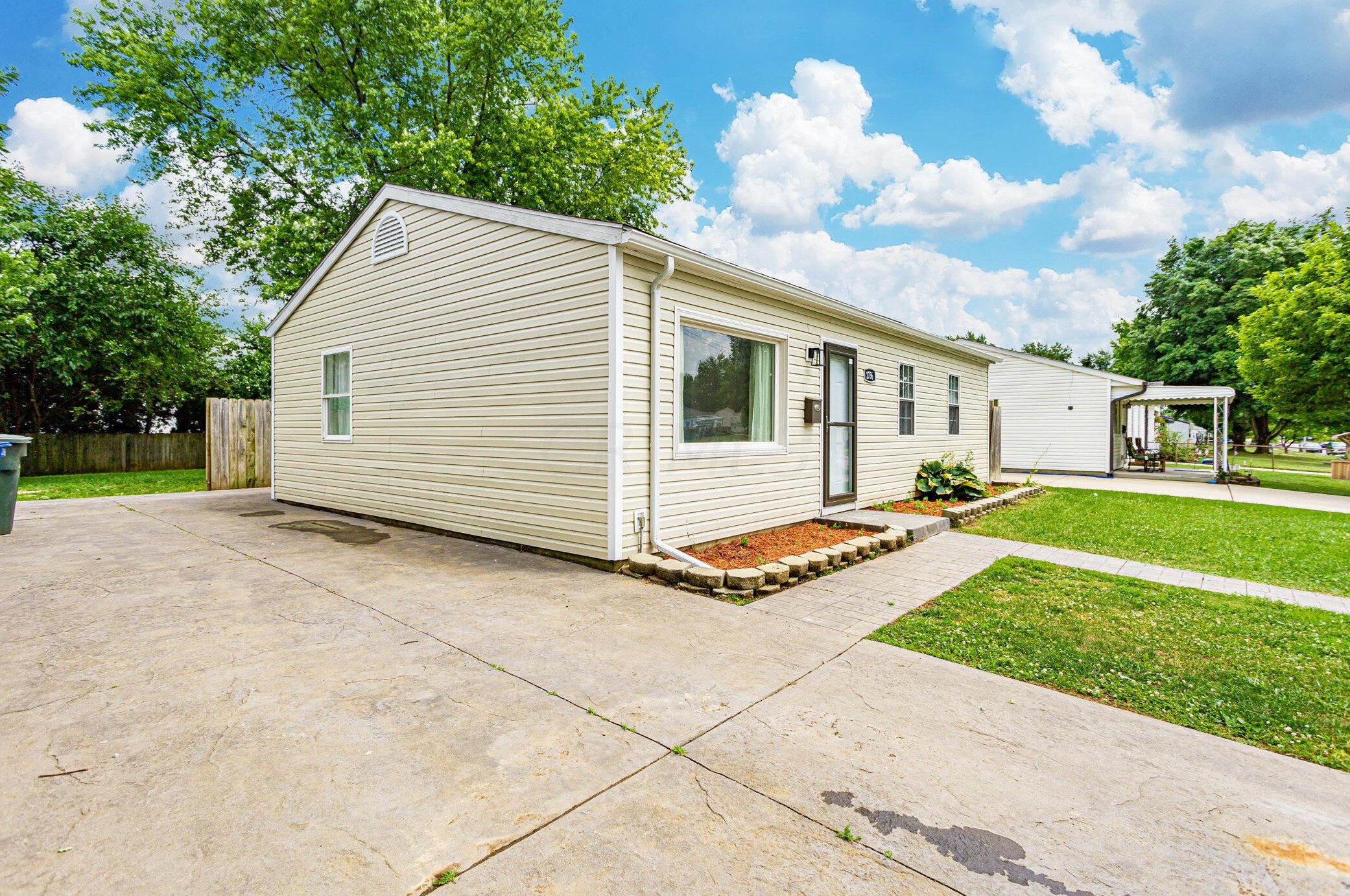 2756 Dolby Dr, Columbus OH  43207-3650 exterior