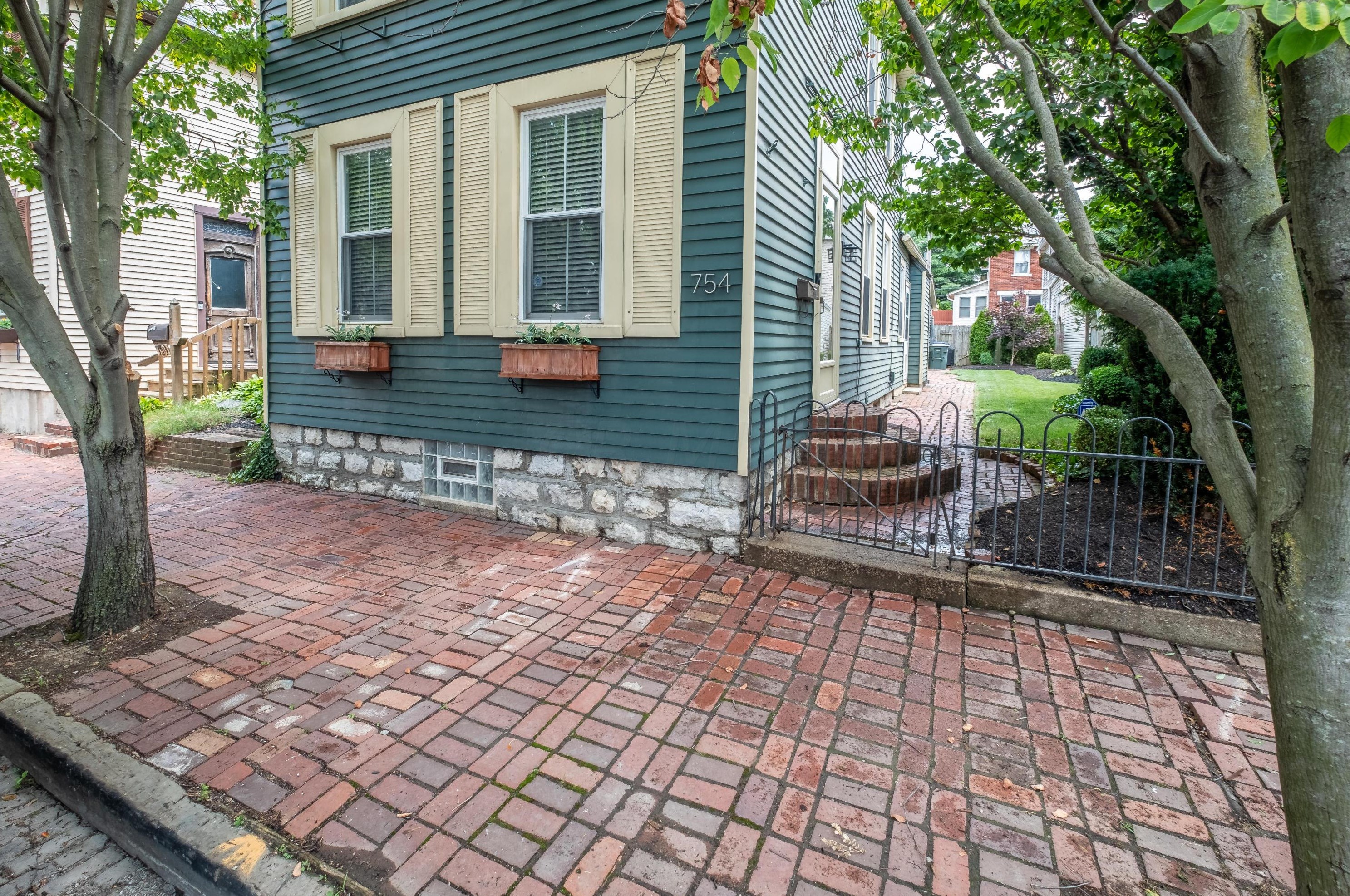 754 Beech St, Columbus, OH 43206-1331