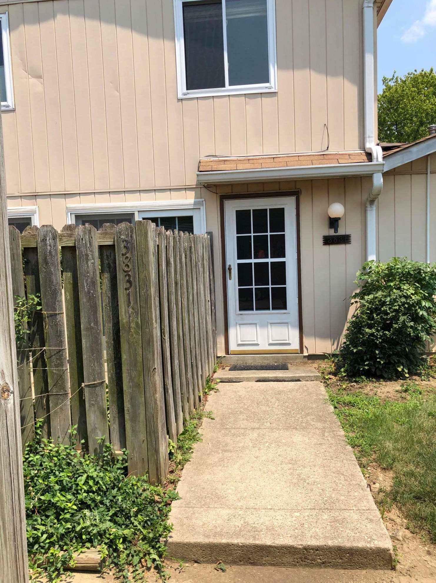 3831 Charbonnett Ct, Columbus, OH 43232-4900