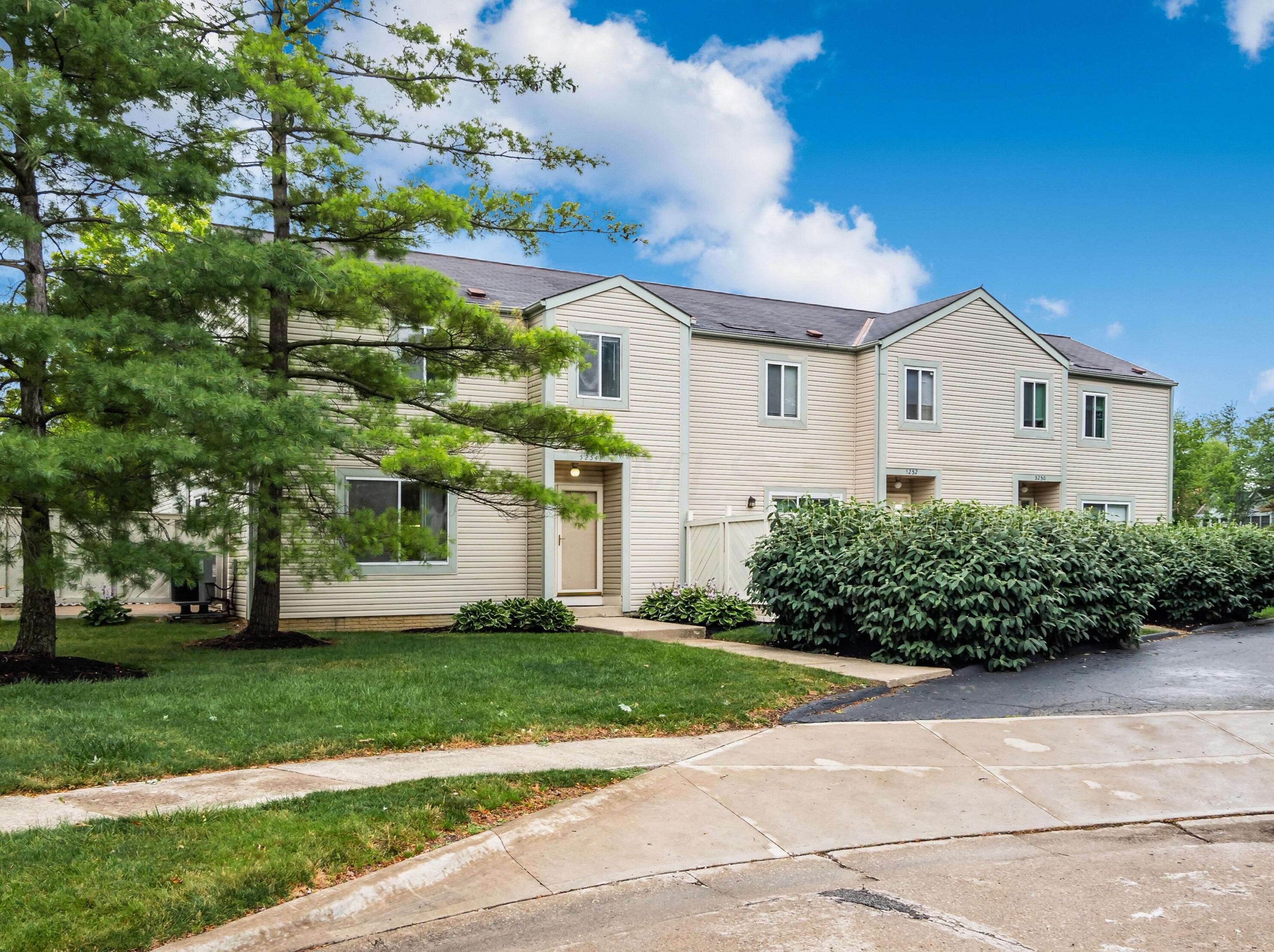 5254 Captains Ct, Columbus, OH 43220-2463