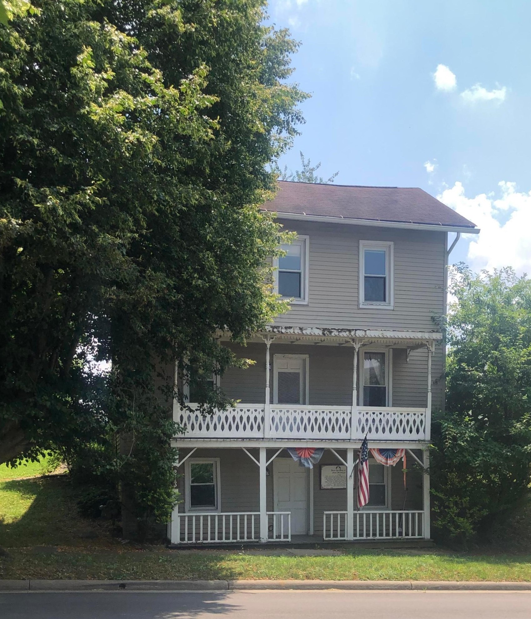 213 W Main St, Somerset, OH 43783