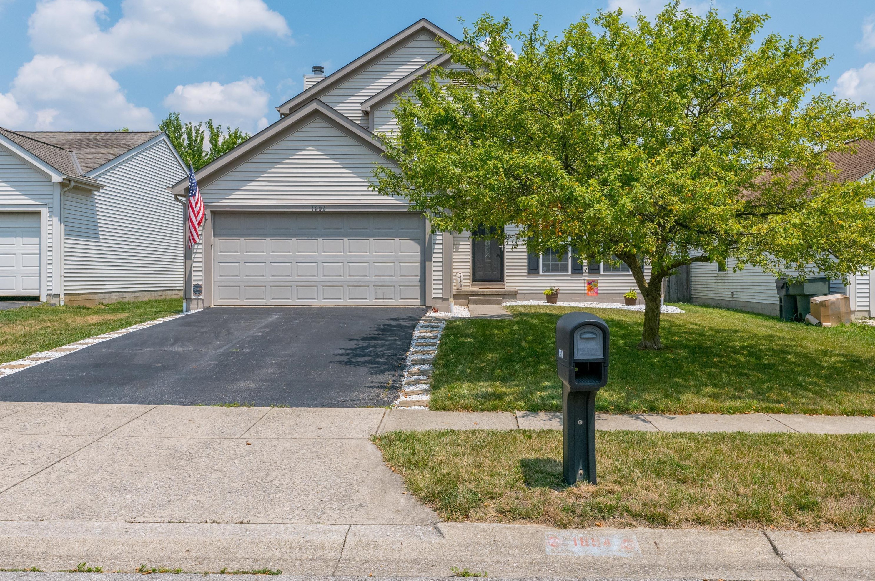 1894 Queens Meadow Ln, Darbydale, OH 43123